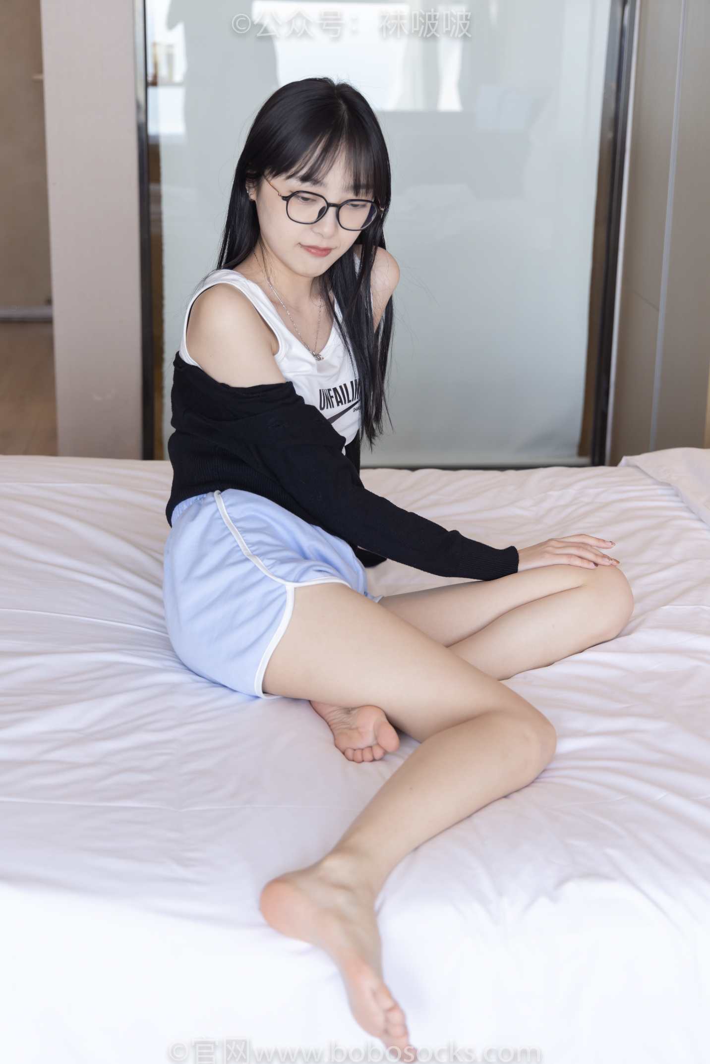 【网盘】[袜啵啵] 081期 稚予- AJ、浅黄色短棉袜、浅蓝色短棉袜、裸足