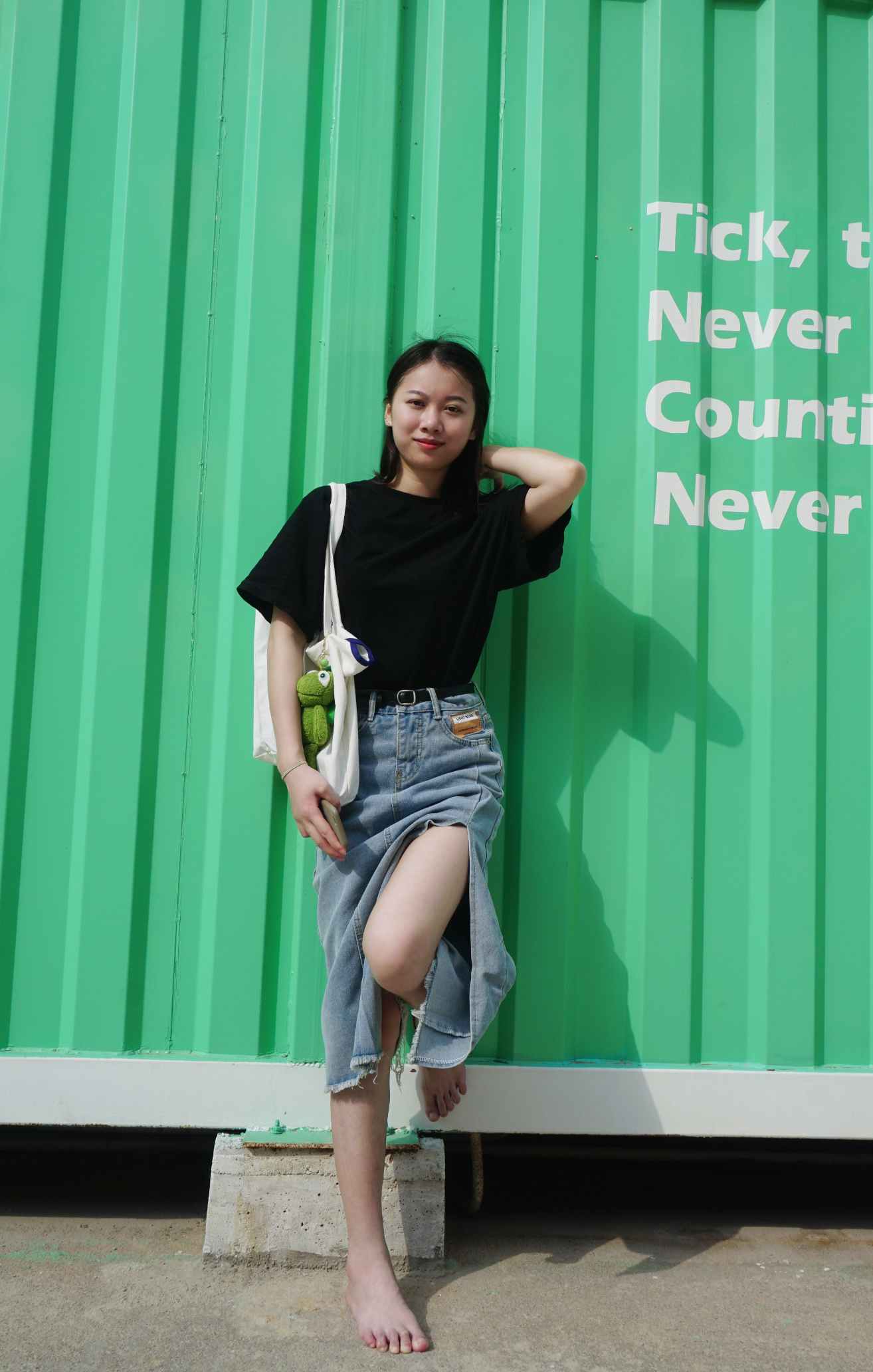 【网盘】[Pary学生模拍]036 莹莹赤脚游玩创意产业园