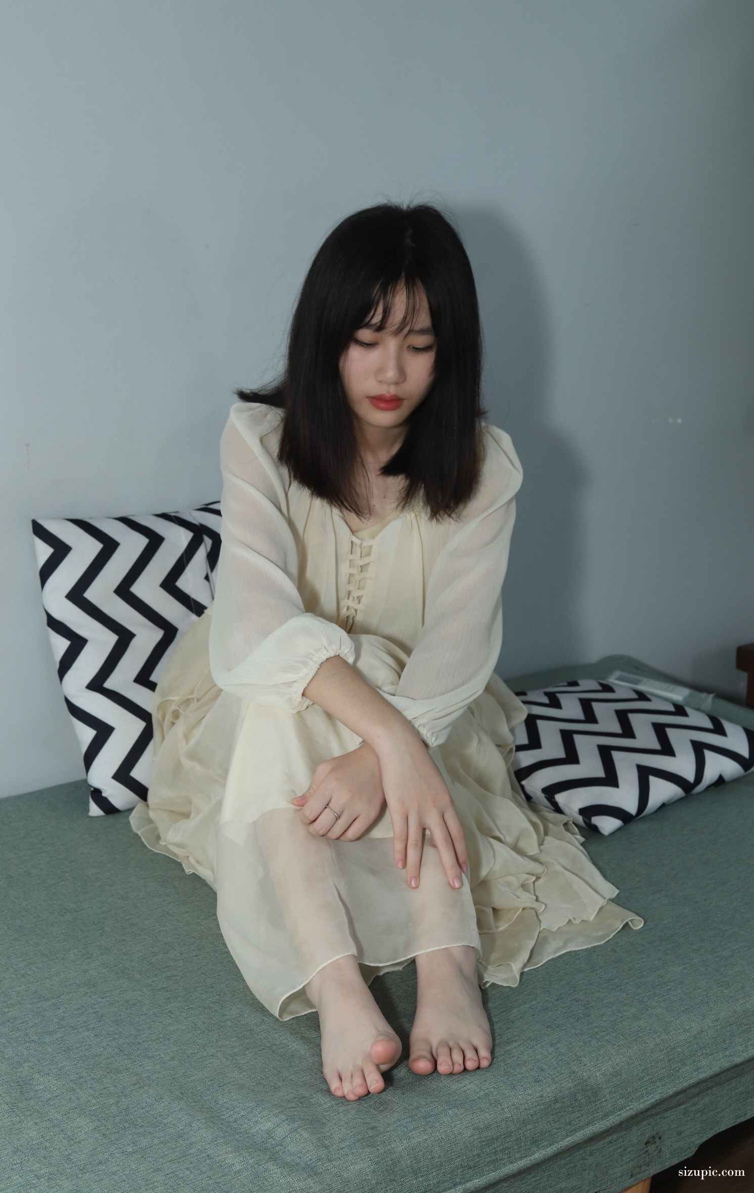 【网盘】[Pary学生模拍]041 彩欣穿上可爱裙子展示美脚