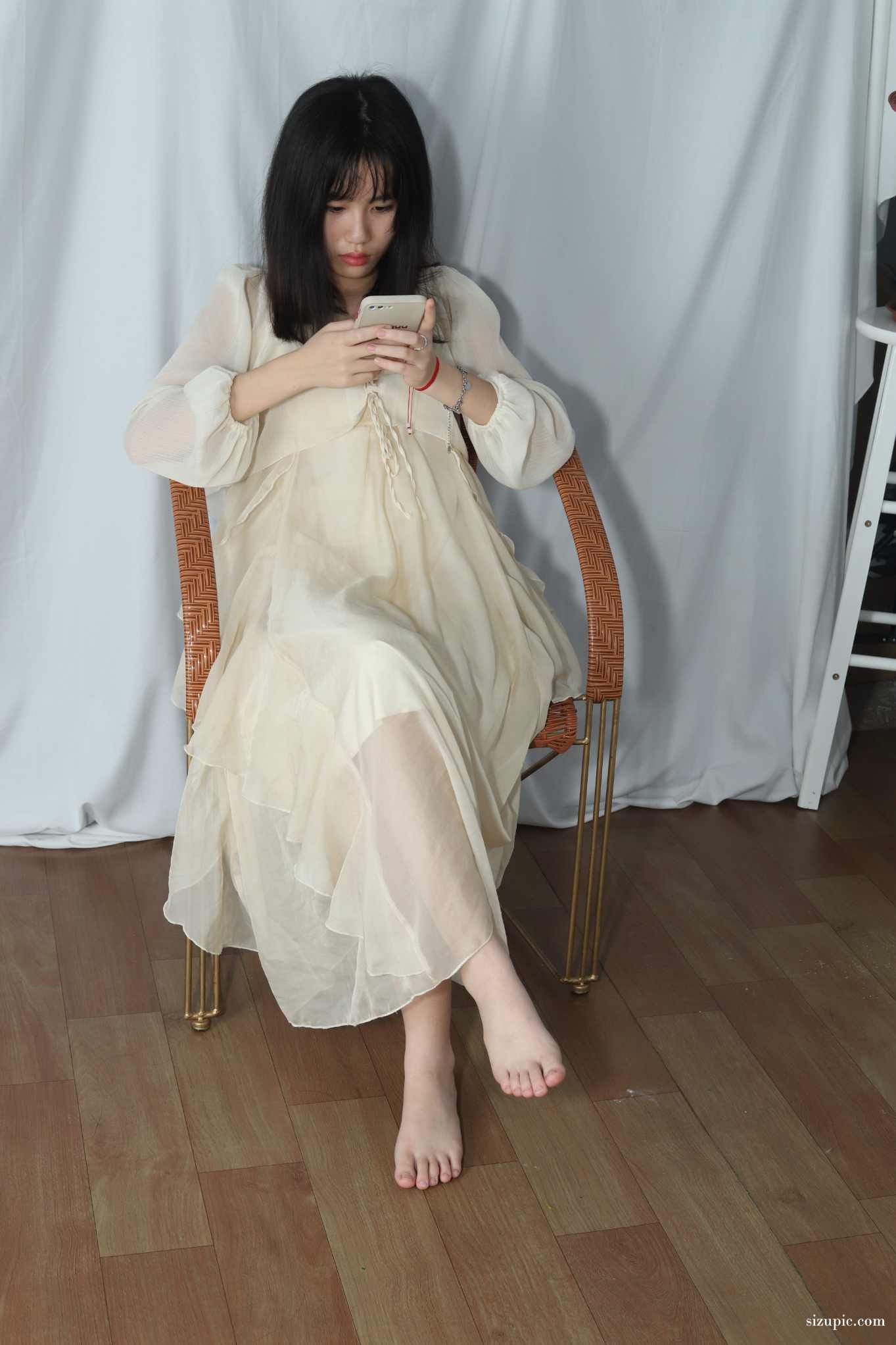 【网盘】[Pary学生模拍]041 彩欣穿上可爱裙子展示美脚