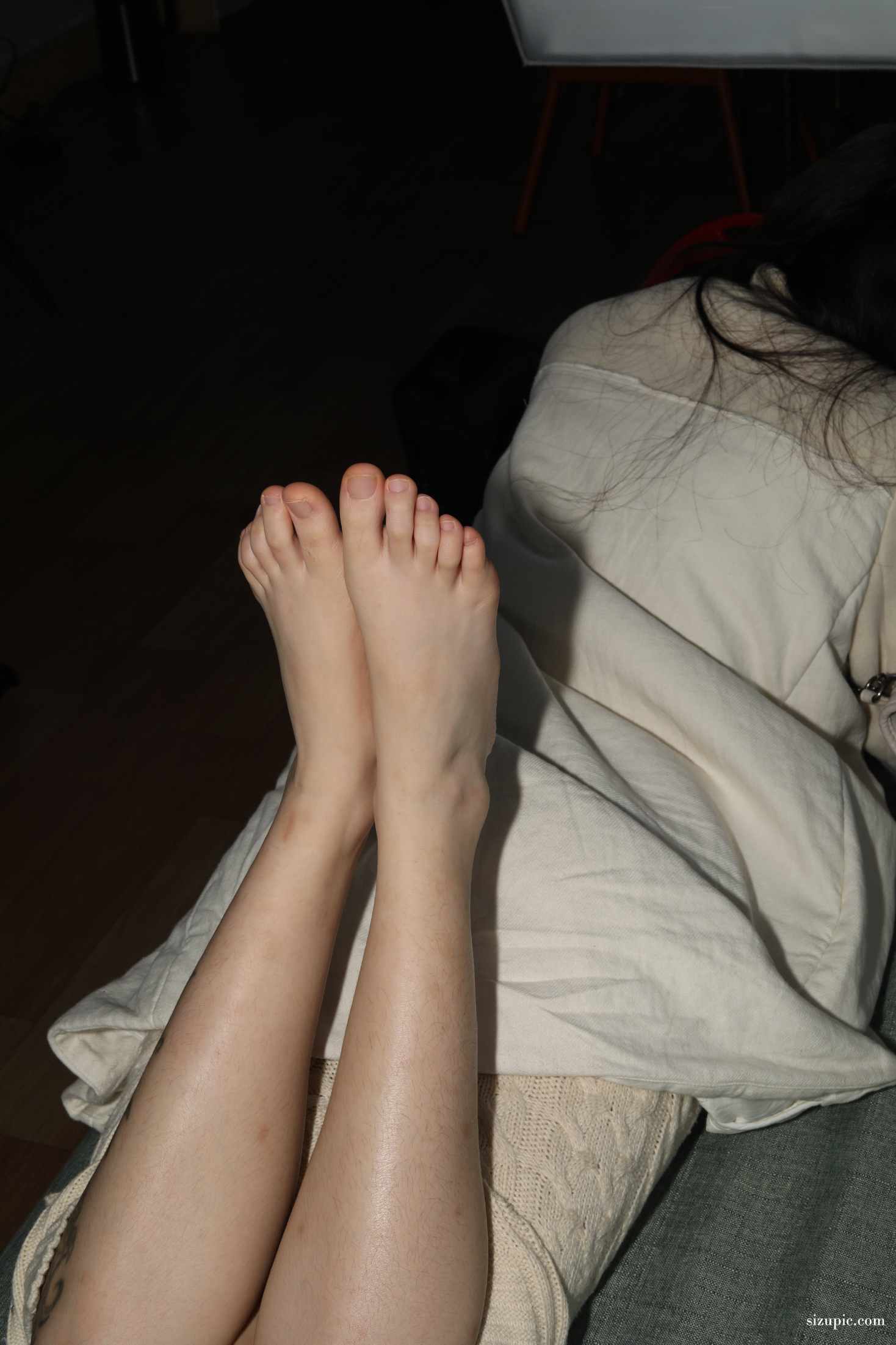 【网盘】[Pary学生模拍]046 大美女琪琪脚底大餐，近距离脚底特写，汗腺清晰可见