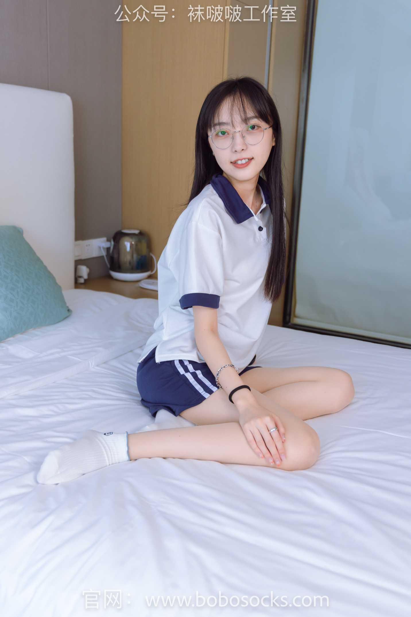 【网盘】[袜啵啵]118期 稚予-运动鞋、白棉袜、肉丝、踩小熊玩偶