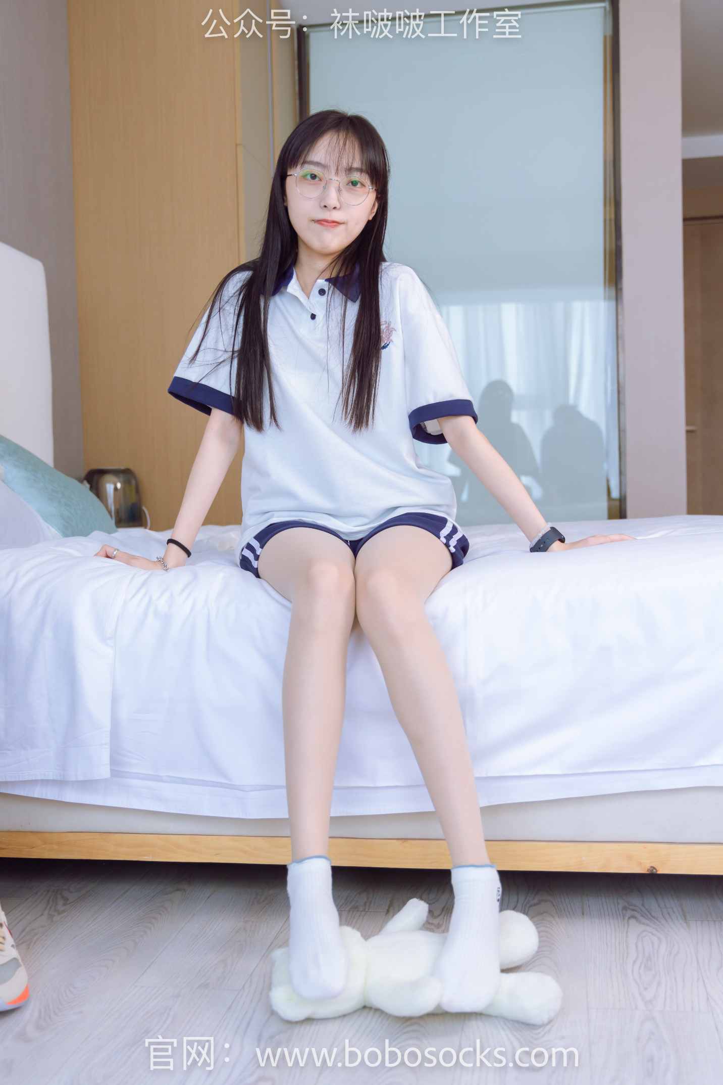 【网盘】[袜啵啵]118期 稚予-运动鞋、白棉袜、肉丝、踩小熊玩偶