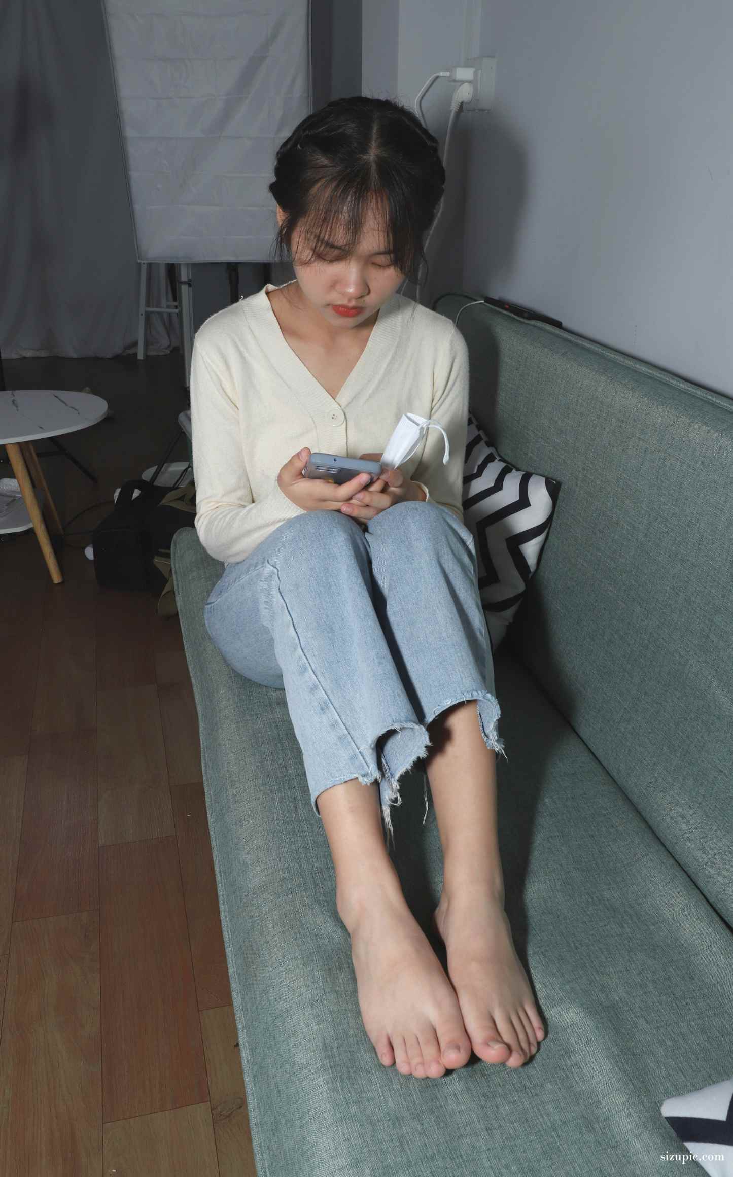 【网盘】[Pary学生模拍]048 大学生秀秀展示36码小嫩脚