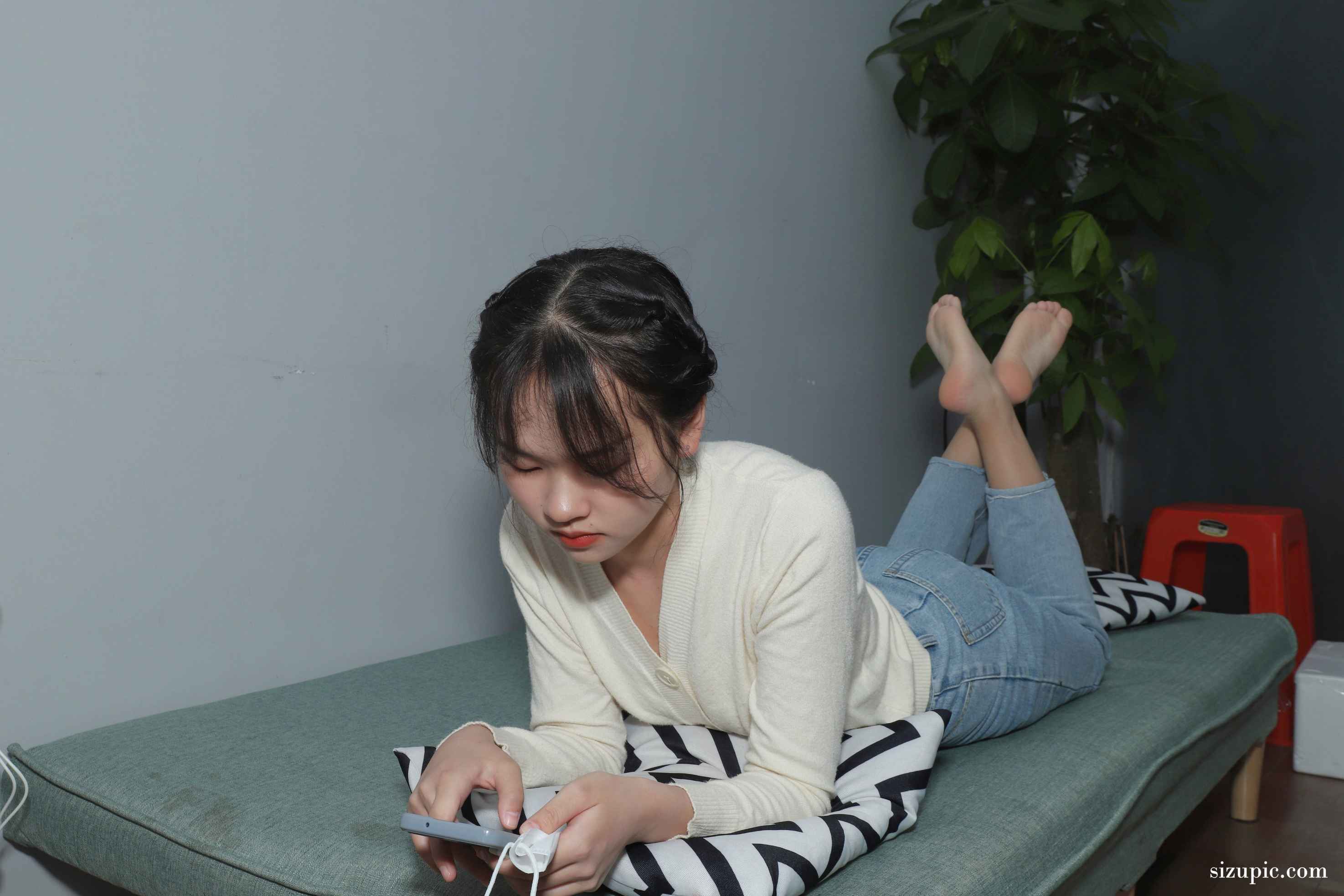 【网盘】[Pary学生模拍]048 大学生秀秀展示36码小嫩脚