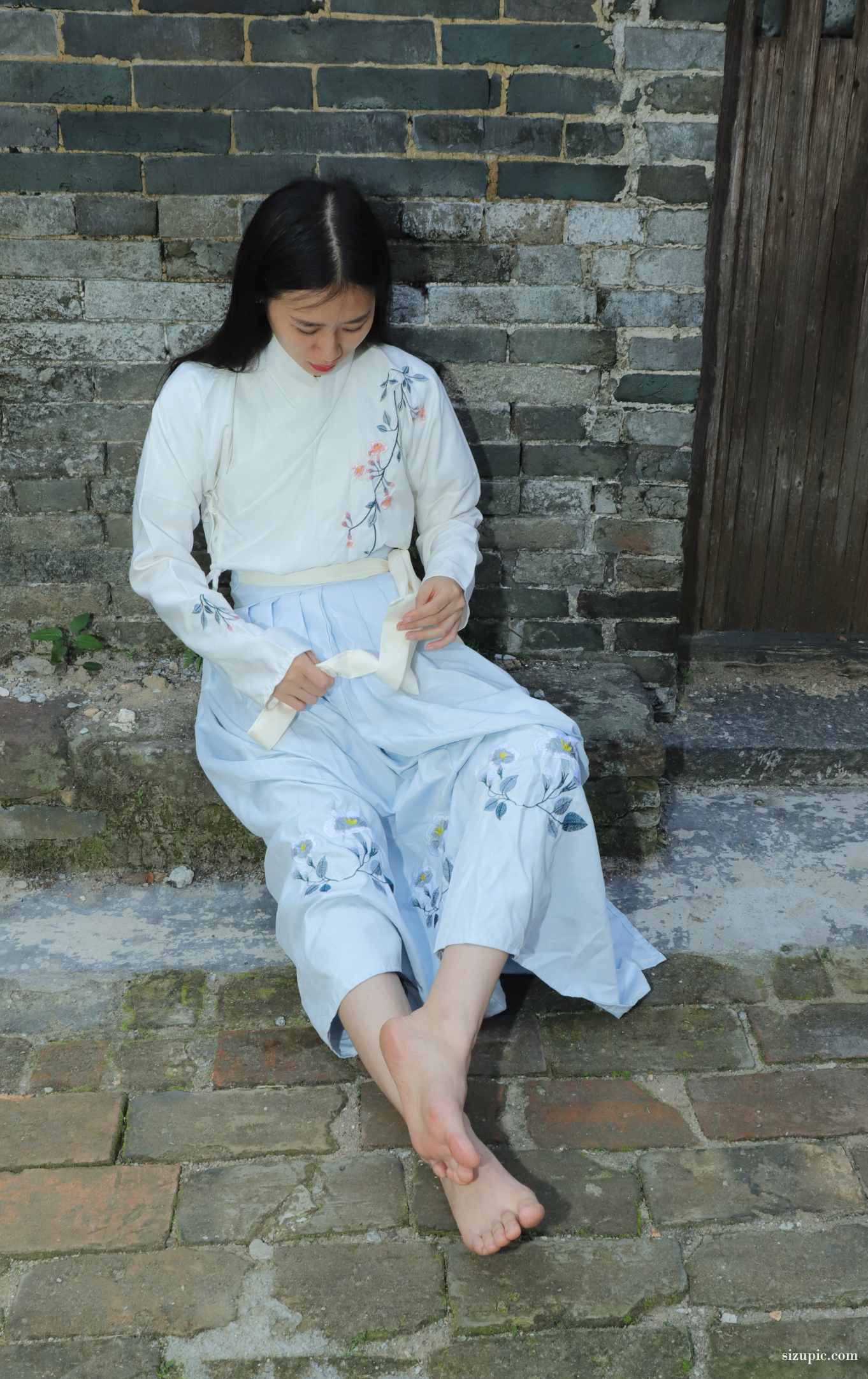 【网盘】[Pary学生模拍]049 极品美女小芳穿上汉服古镇赤脚