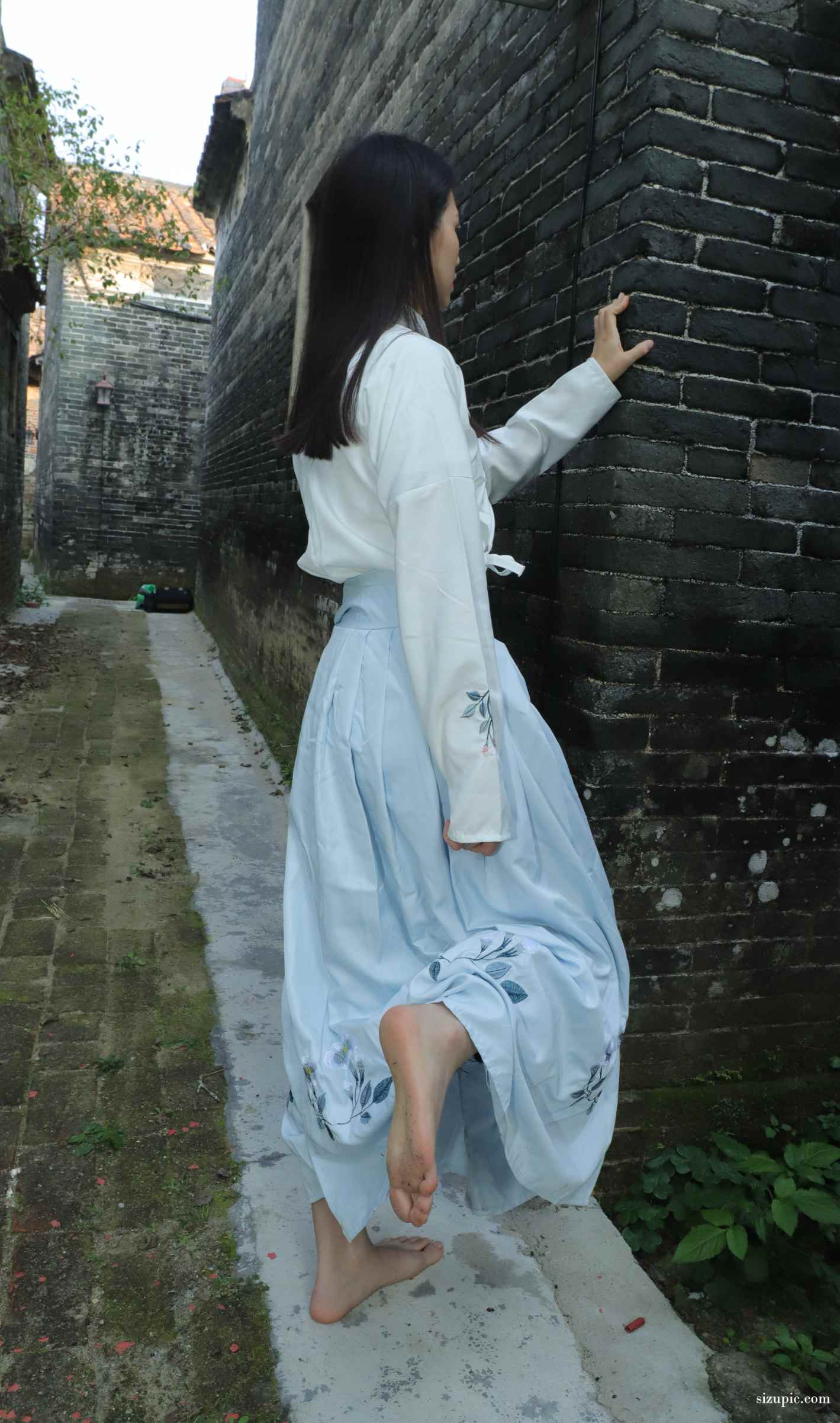 【网盘】[Pary学生模拍]049 极品美女小芳穿上汉服古镇赤脚