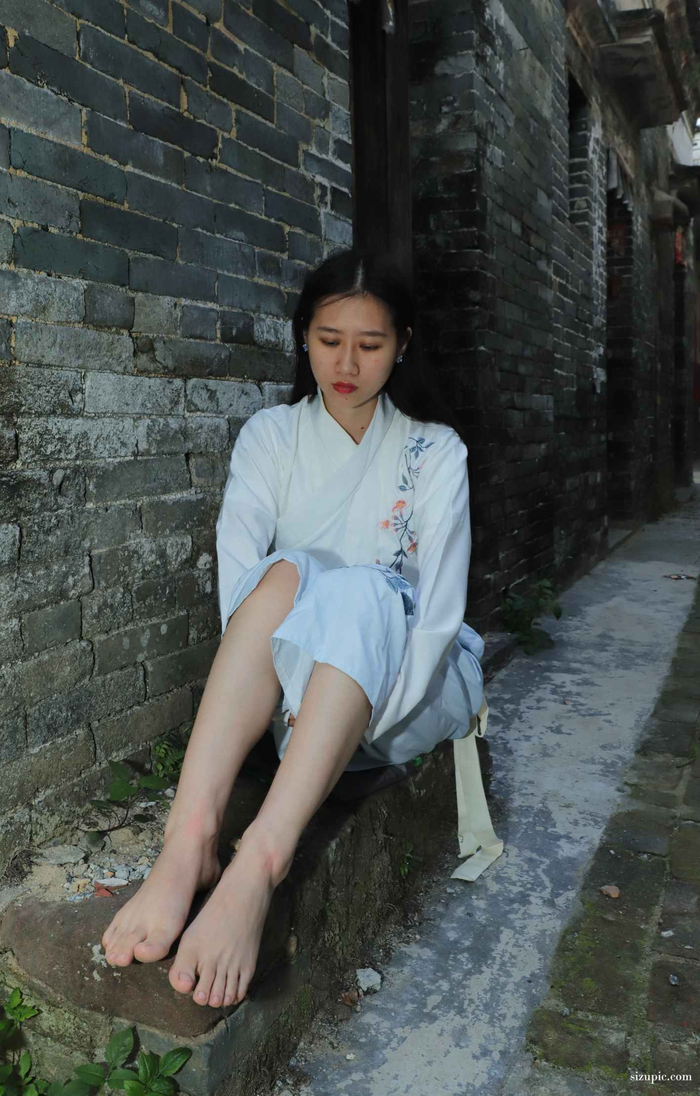 【网盘】[Pary学生模拍]049 极品美女小芳穿上汉服古镇赤脚