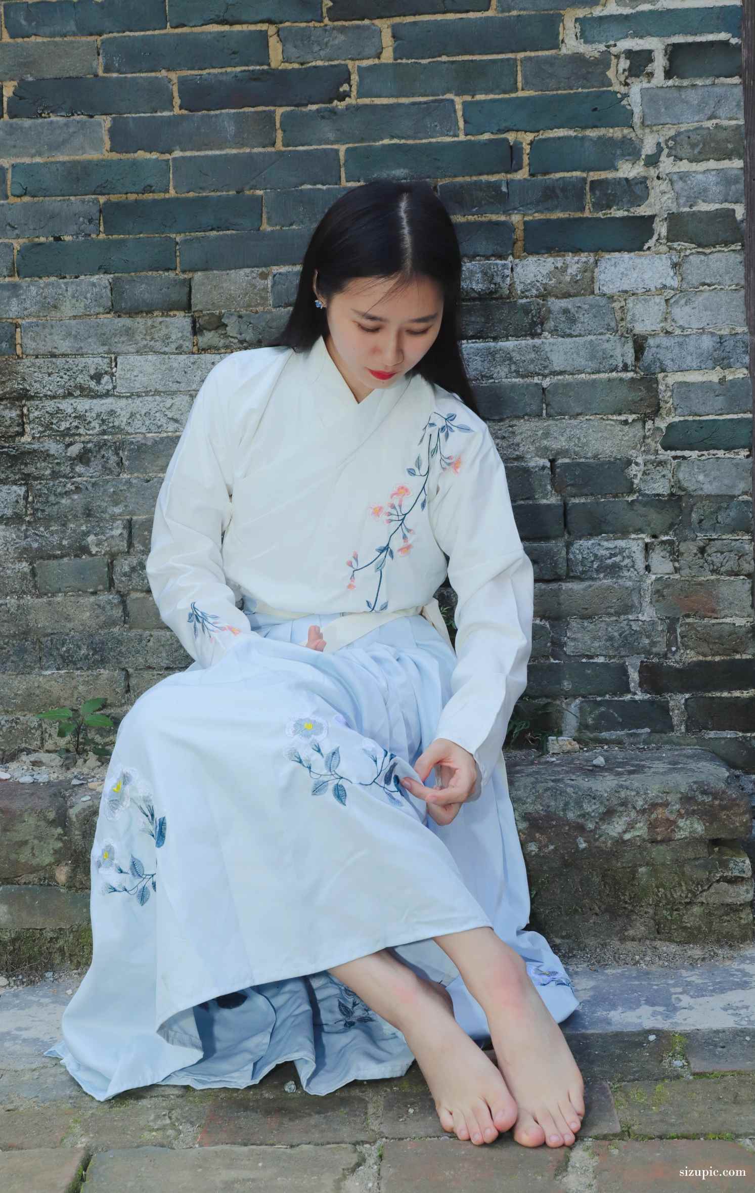 【网盘】[Pary学生模拍]049 极品美女小芳穿上汉服古镇赤脚