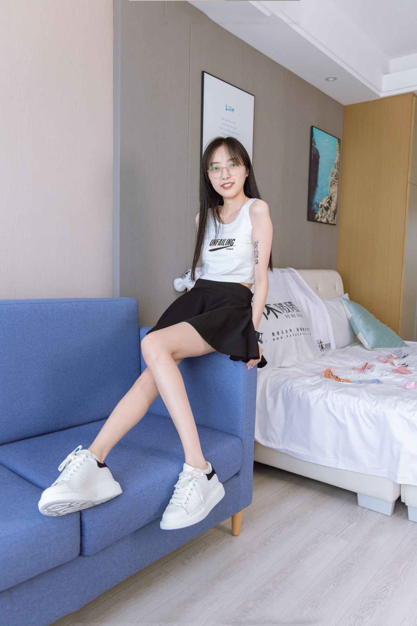 【网盘】[袜啵啵]127期 稚予-麦昆板鞋、两双自然穿旧棉袜、裸足