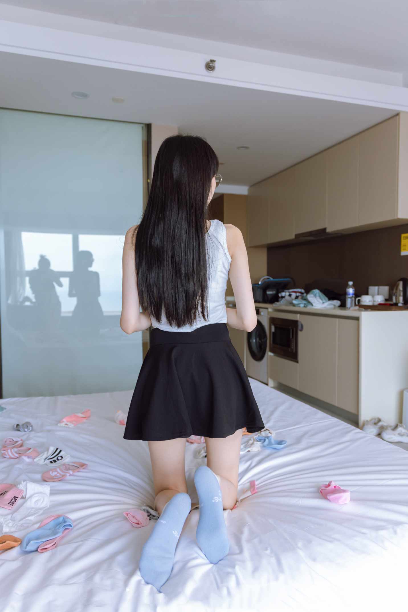 【网盘】[袜啵啵]127期 稚予-麦昆板鞋、两双自然穿旧棉袜、裸足