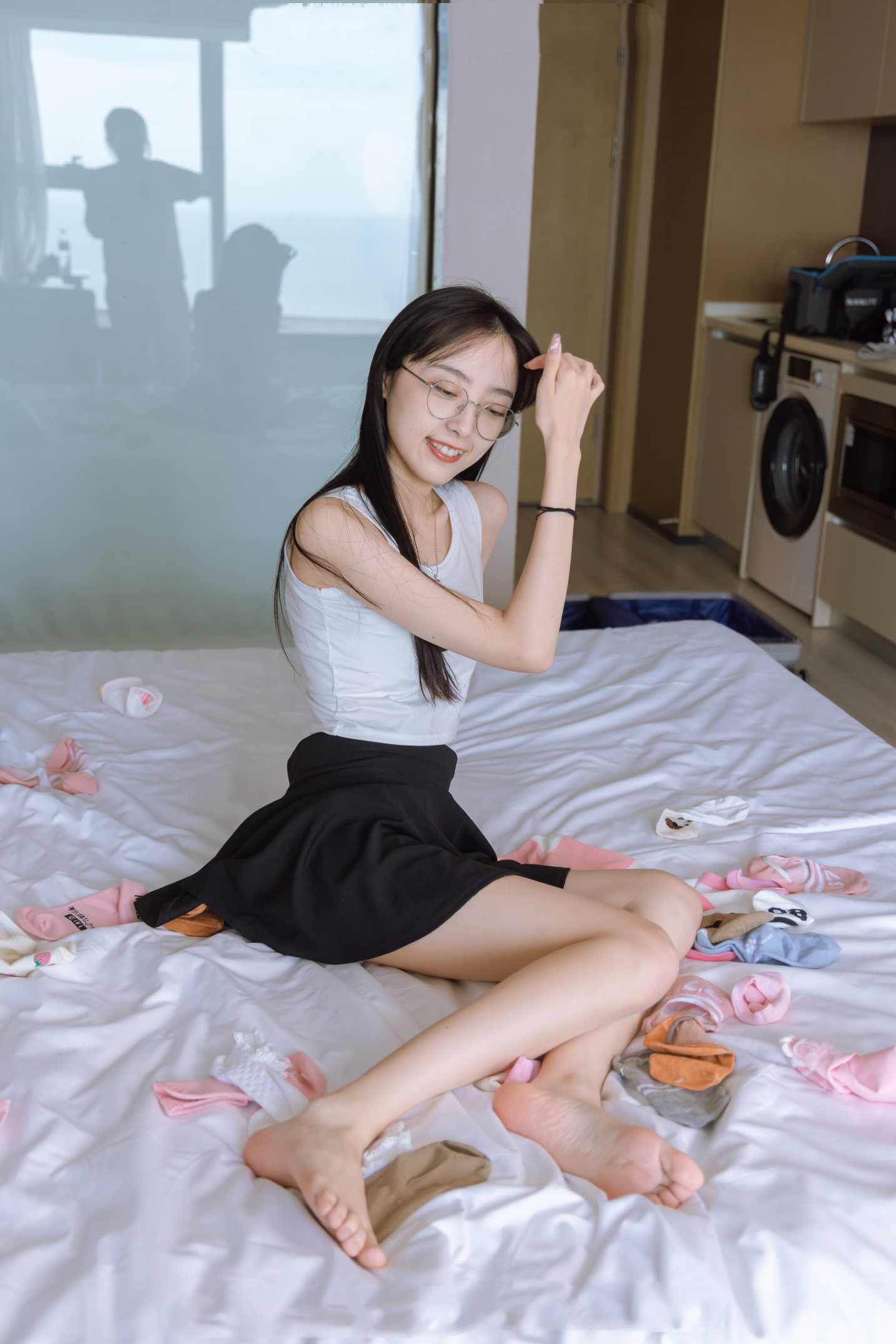 【网盘】[袜啵啵]127期 稚予-麦昆板鞋、两双自然穿旧棉袜、裸足