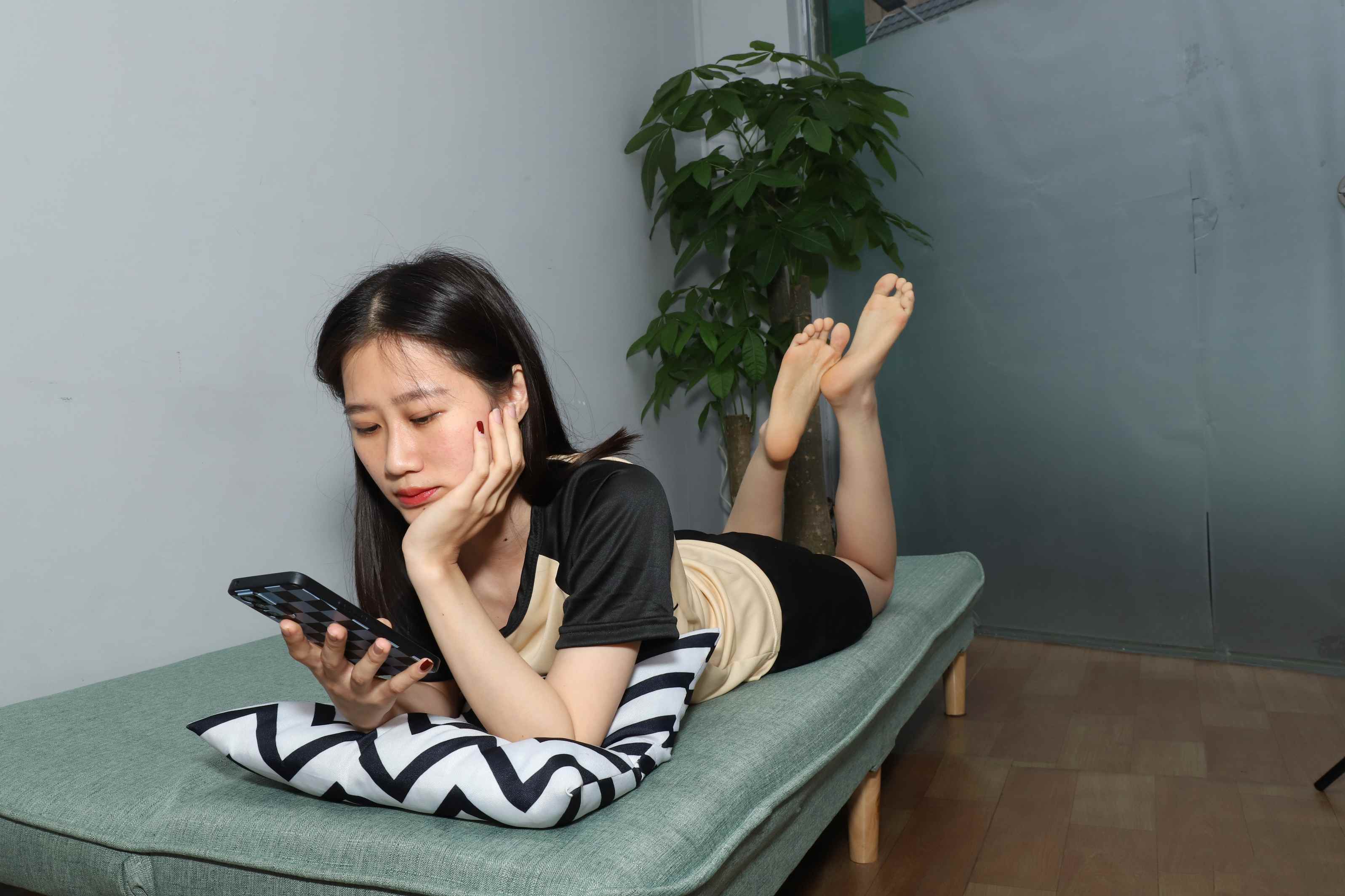 【网盘】[Pary学生模拍]050 极品美女小芳展示睡衣美脚