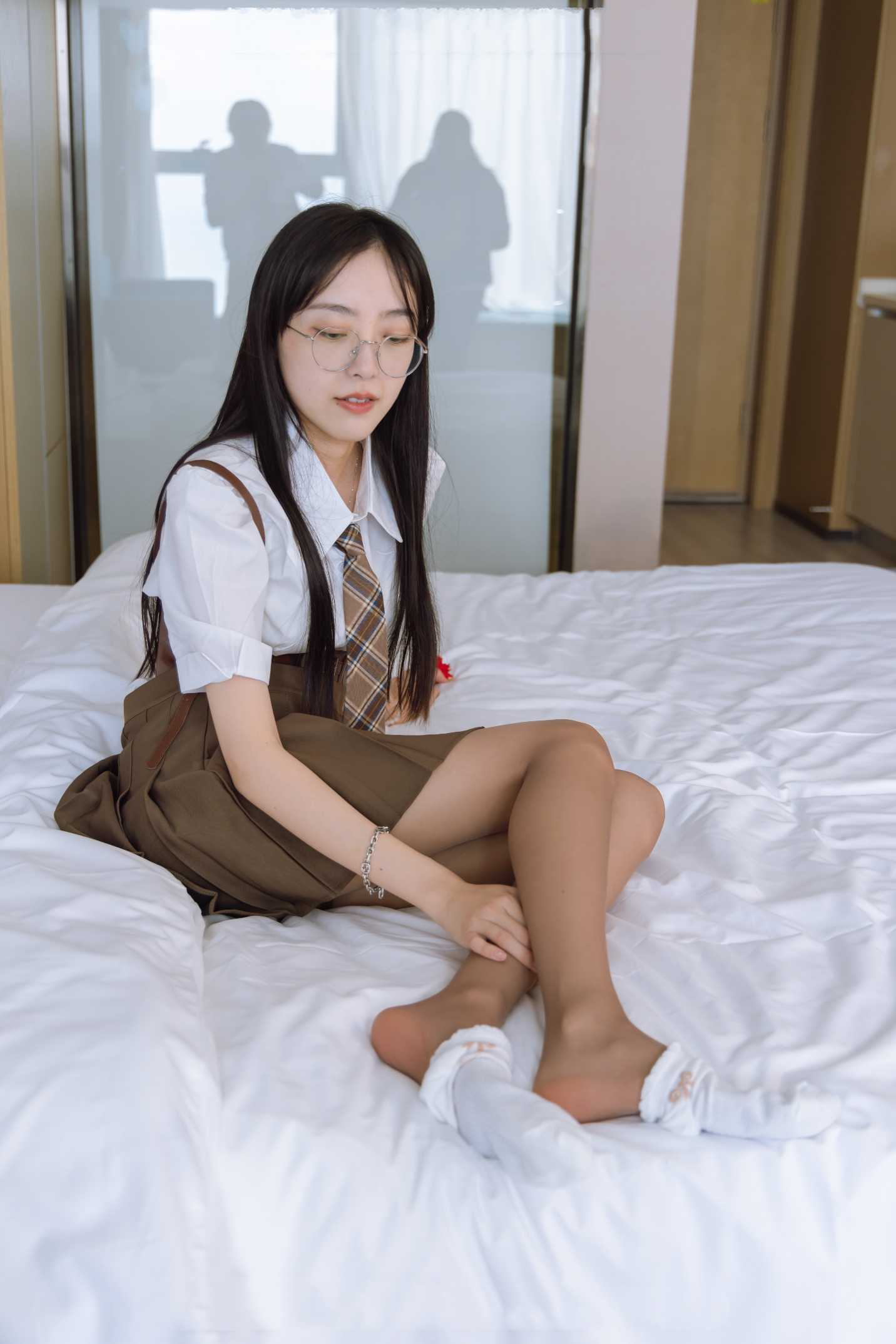 【网盘】[袜啵啵]133期 稚予-高跟长靴、白棉袜、咖啡丝