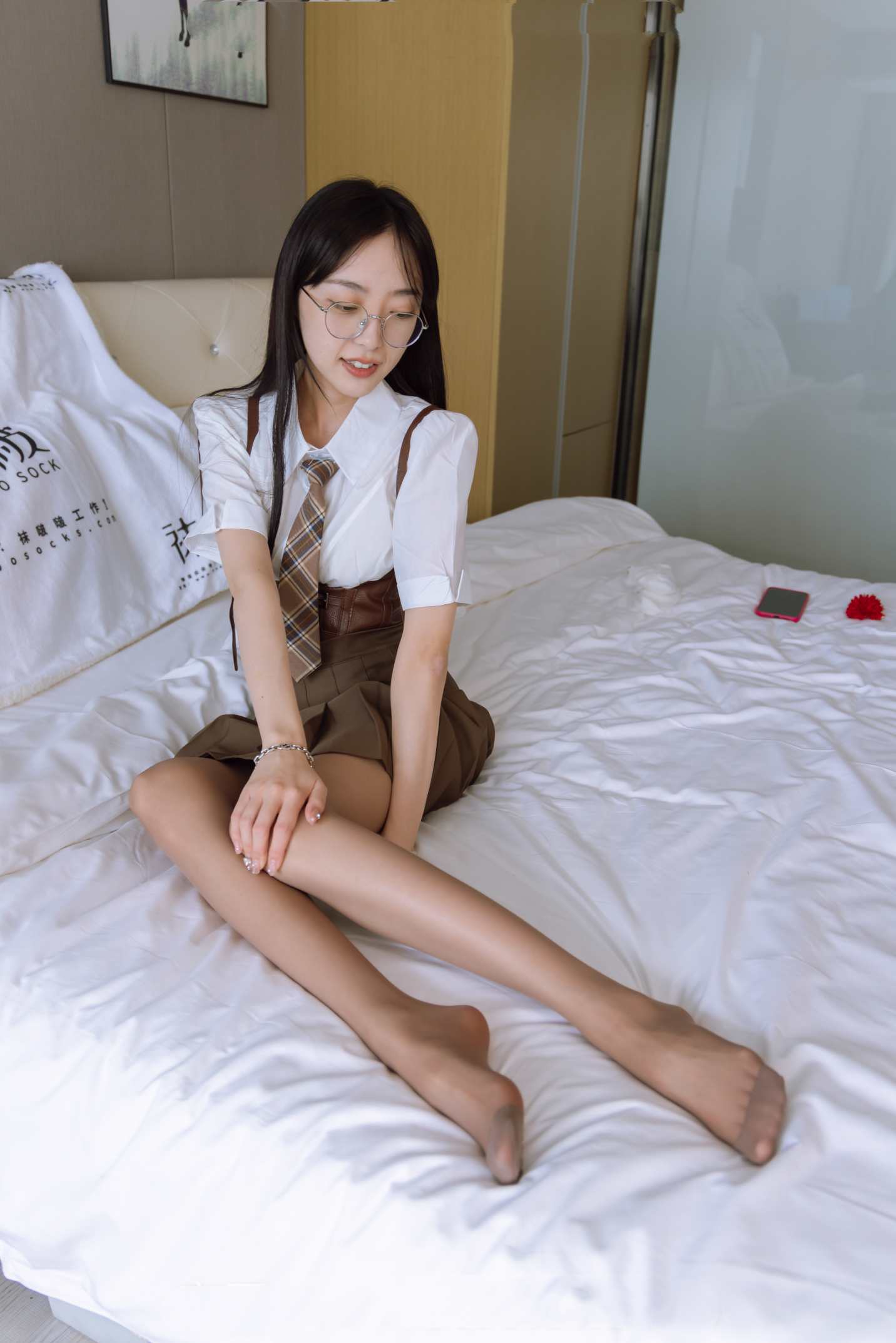 【网盘】[袜啵啵]133期 稚予-高跟长靴、白棉袜、咖啡丝