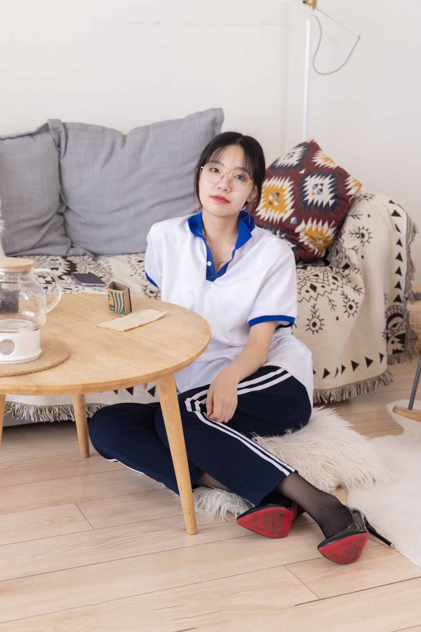 【网盘】[袜啵啵]135期 小甜豆-高跟鞋、黑丝、裸足