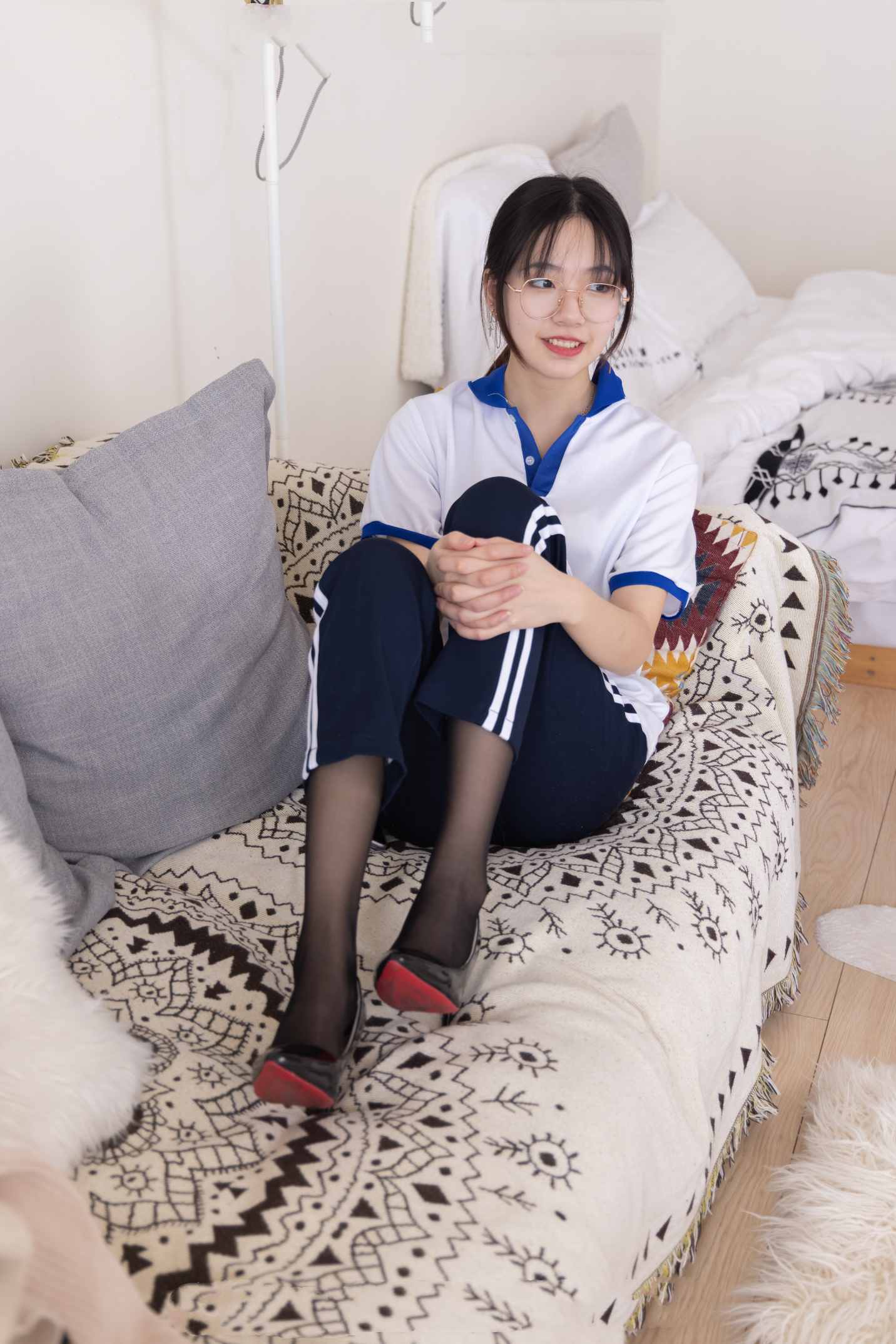 【网盘】[袜啵啵]135期 小甜豆-高跟鞋、黑丝、裸足