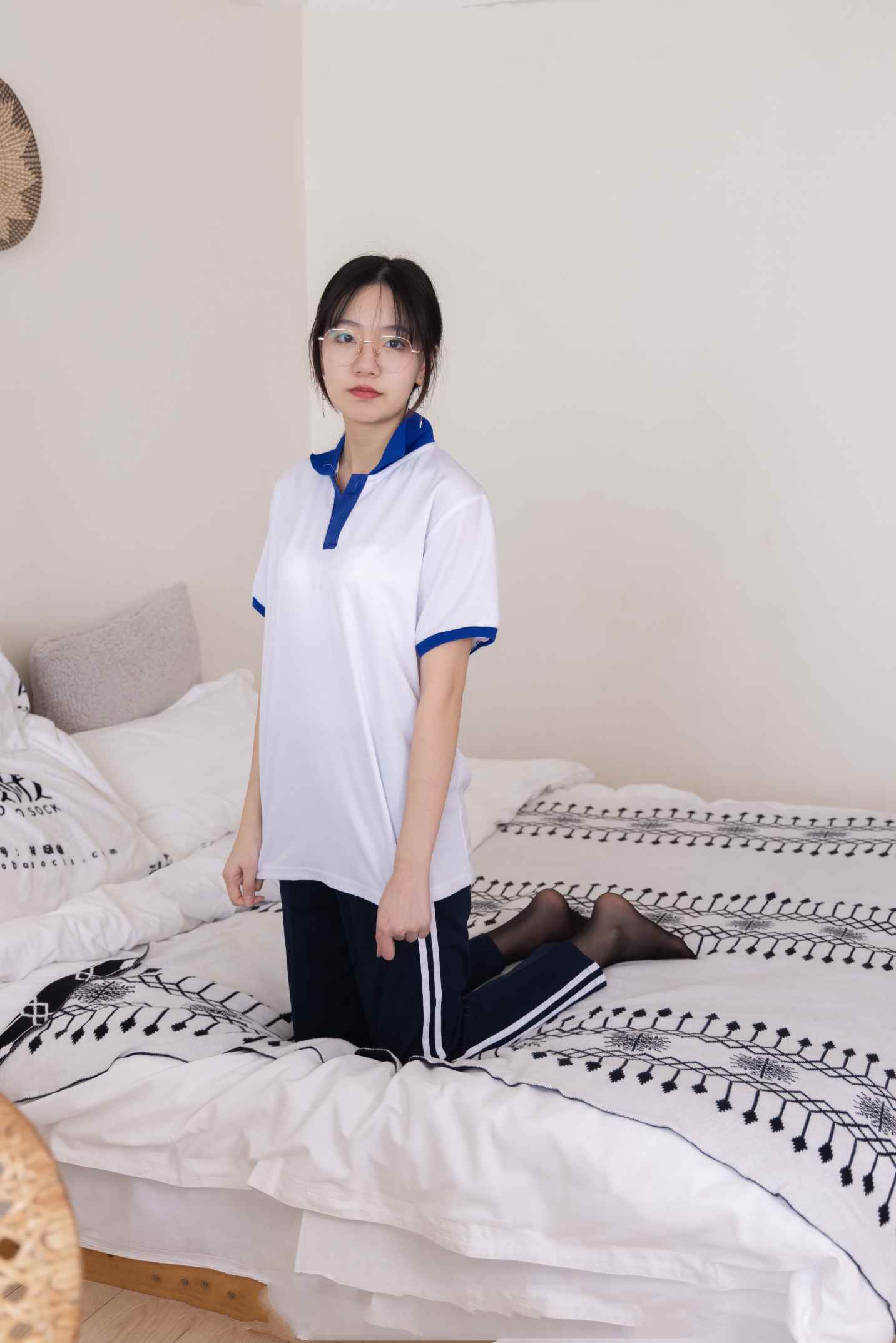 【网盘】[袜啵啵]135期 小甜豆-高跟鞋、黑丝、裸足