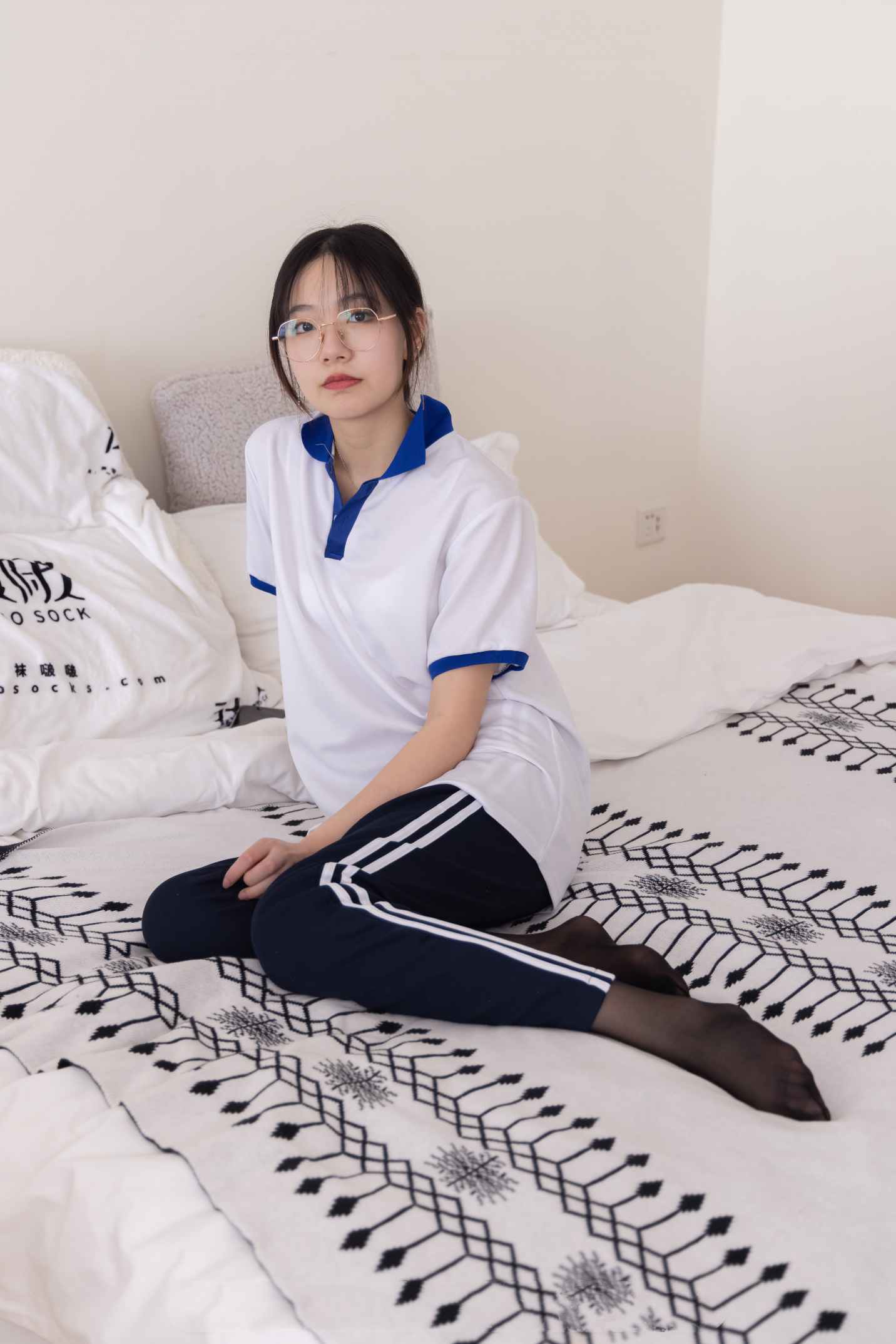 【网盘】[袜啵啵]135期 小甜豆-高跟鞋、黑丝、裸足