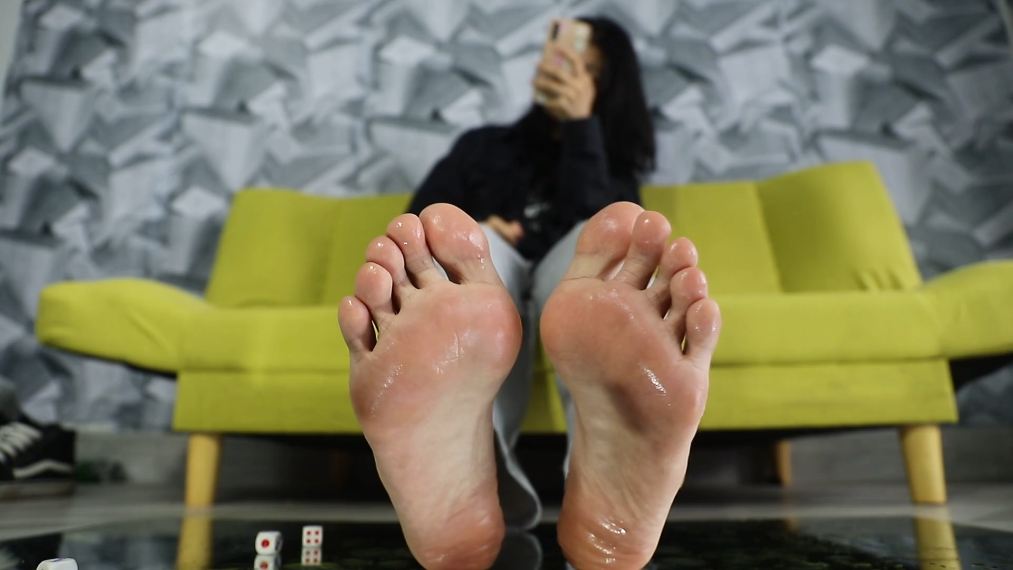 【网盘】[视频] 南国足艺 秋秋40码大脚玩骰子，喷上水真性感