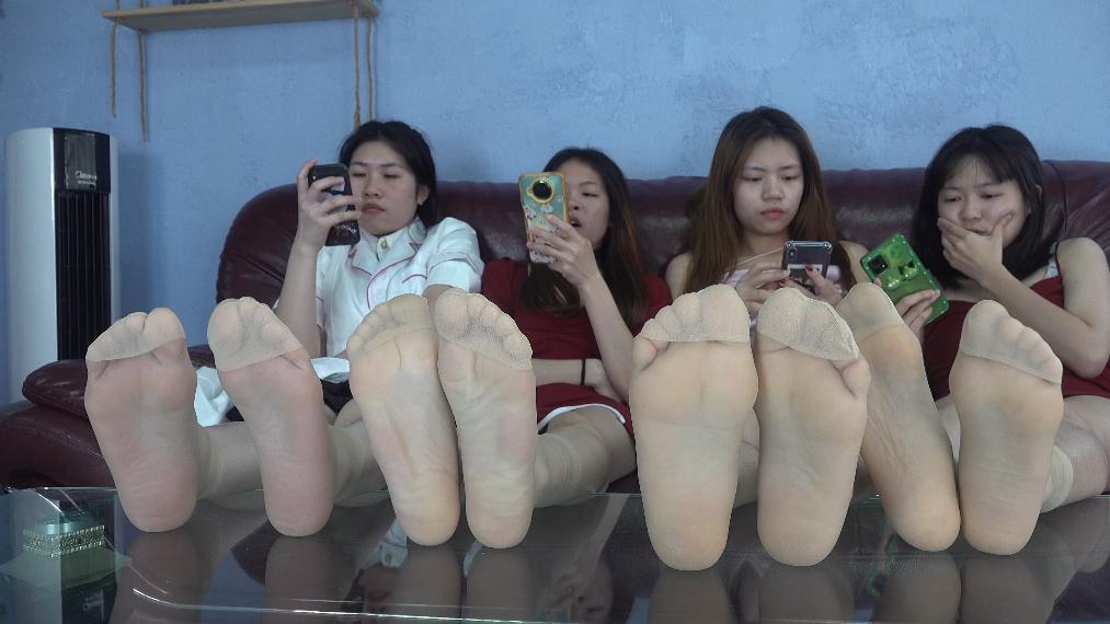 【网盘】[视频] 南国足艺 视觉盛宴，潘婷，小美，小惠和李怡四人肉丝美脚诱惑，脚对脚比脚丫等