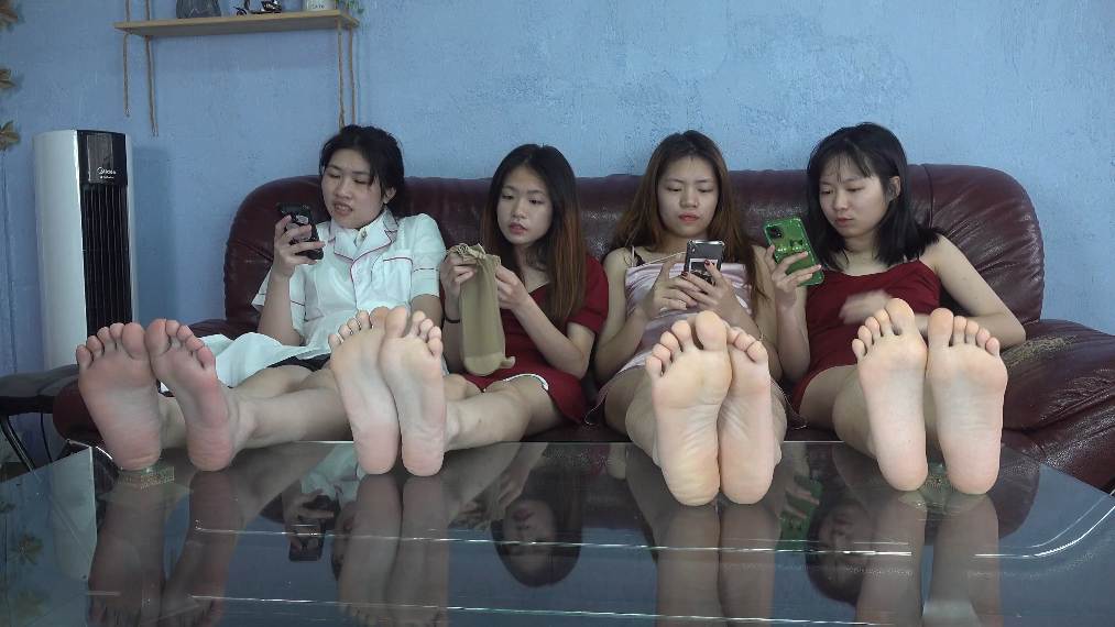 【网盘】[视频] 南国足艺 视觉盛宴，潘婷，小美，小惠和李怡四人肉丝美脚诱惑，脚对脚比脚丫等
