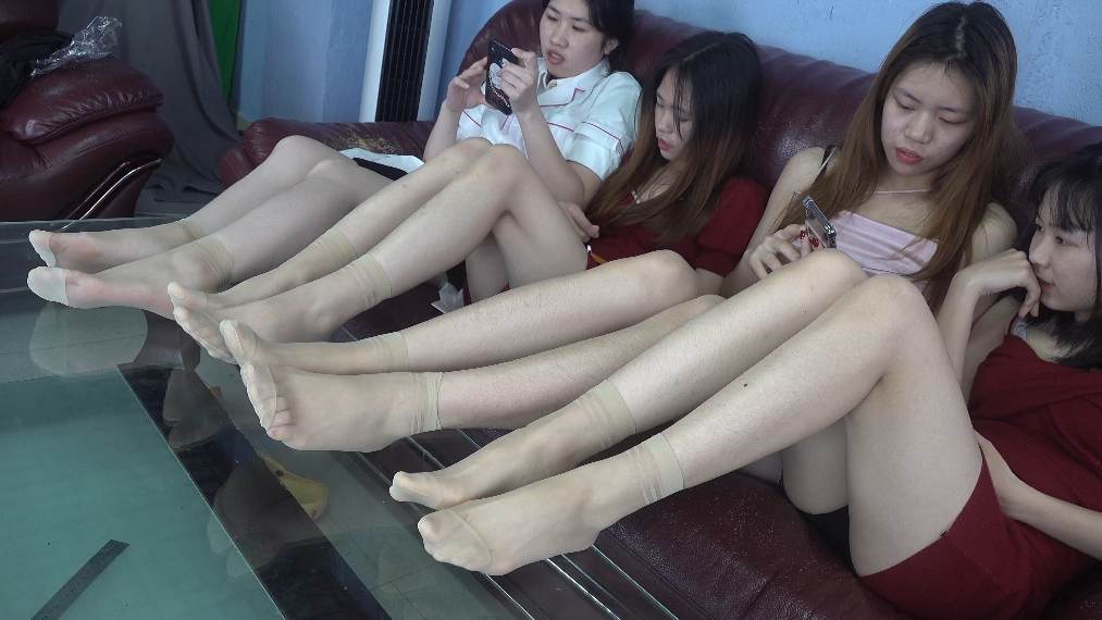 【网盘】[视频] 南国足艺 视觉盛宴，潘婷，小美，小惠和李怡四人肉丝美脚诱惑，脚对脚比脚丫等