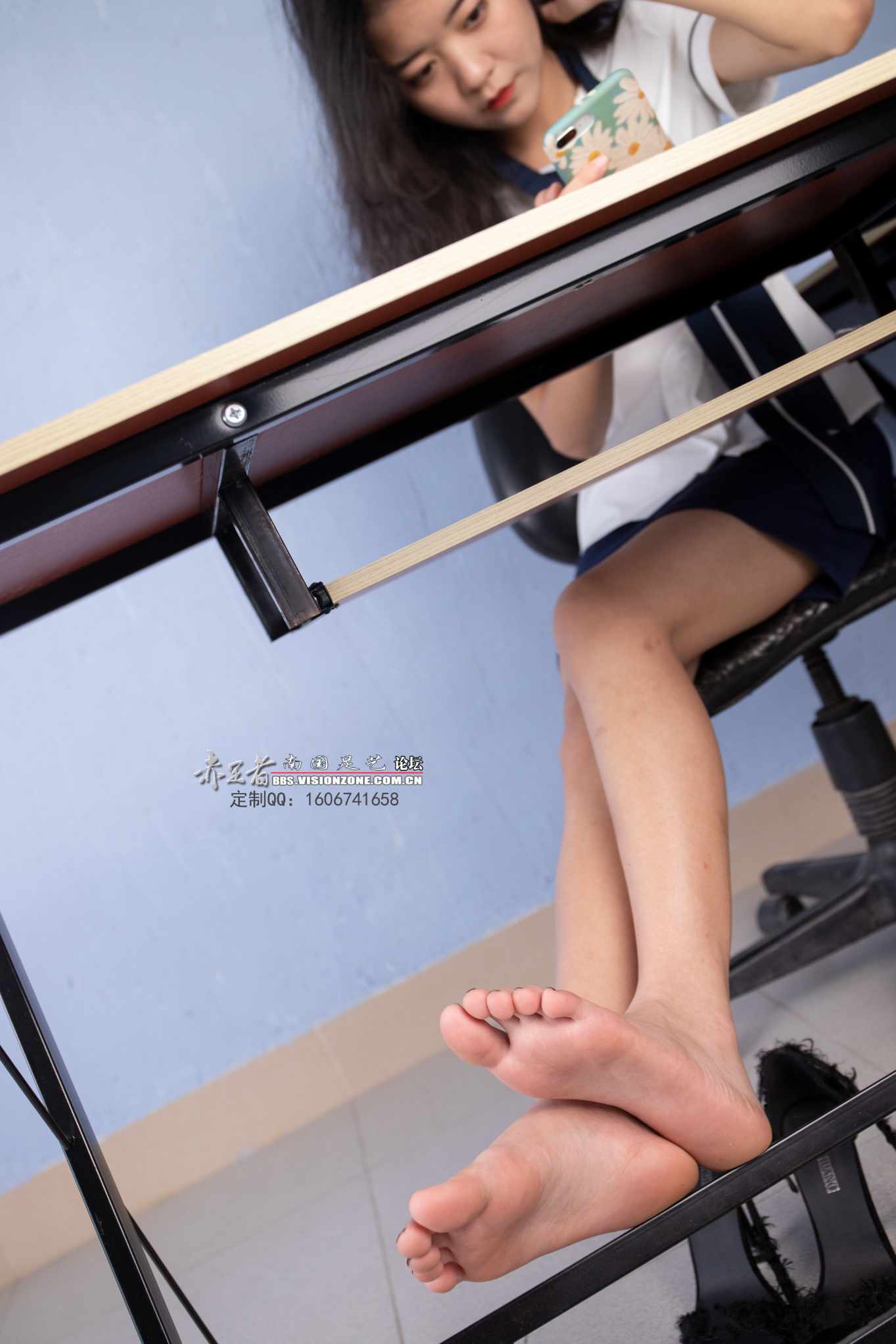 【网盘】[南国足艺]22-气质美女小雨办公室女郎，秀高跟美脚，红润修长的脚底