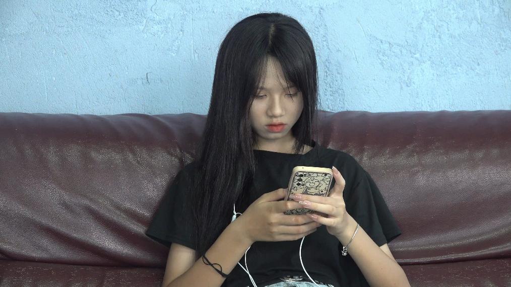 【网盘】[视频] 南国足艺 思薇凉高美脚挑鞋玩鞋，展示40码大脚丫，各种角度诱惑