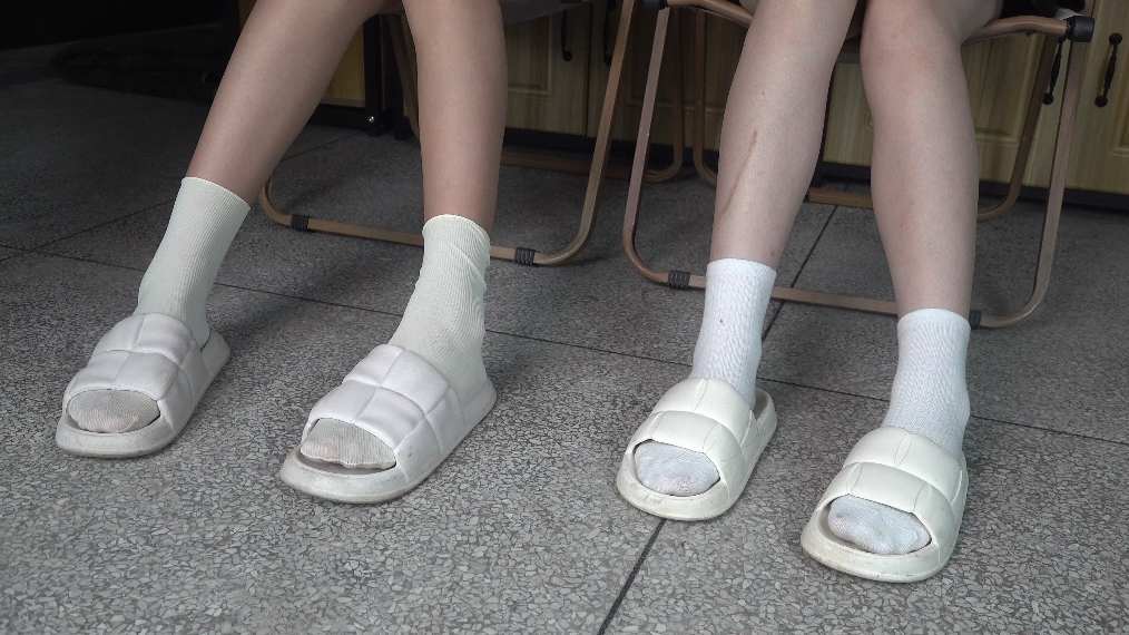 【网盘】[视频] 南国足艺 思薇和美琪，无意识玩脚，随意抚摸，颜值太美了