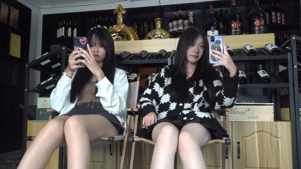 【网盘】[视频] 南国足艺 思薇和美琪，无意识玩脚，随意抚摸，颜值太美了