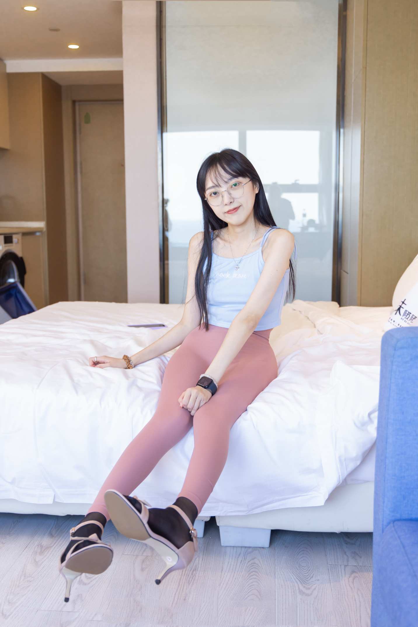 【网盘】[袜啵啵]140期 稚予-高跟鞋、瑜伽裤裤里丝、肉丝、黑丝