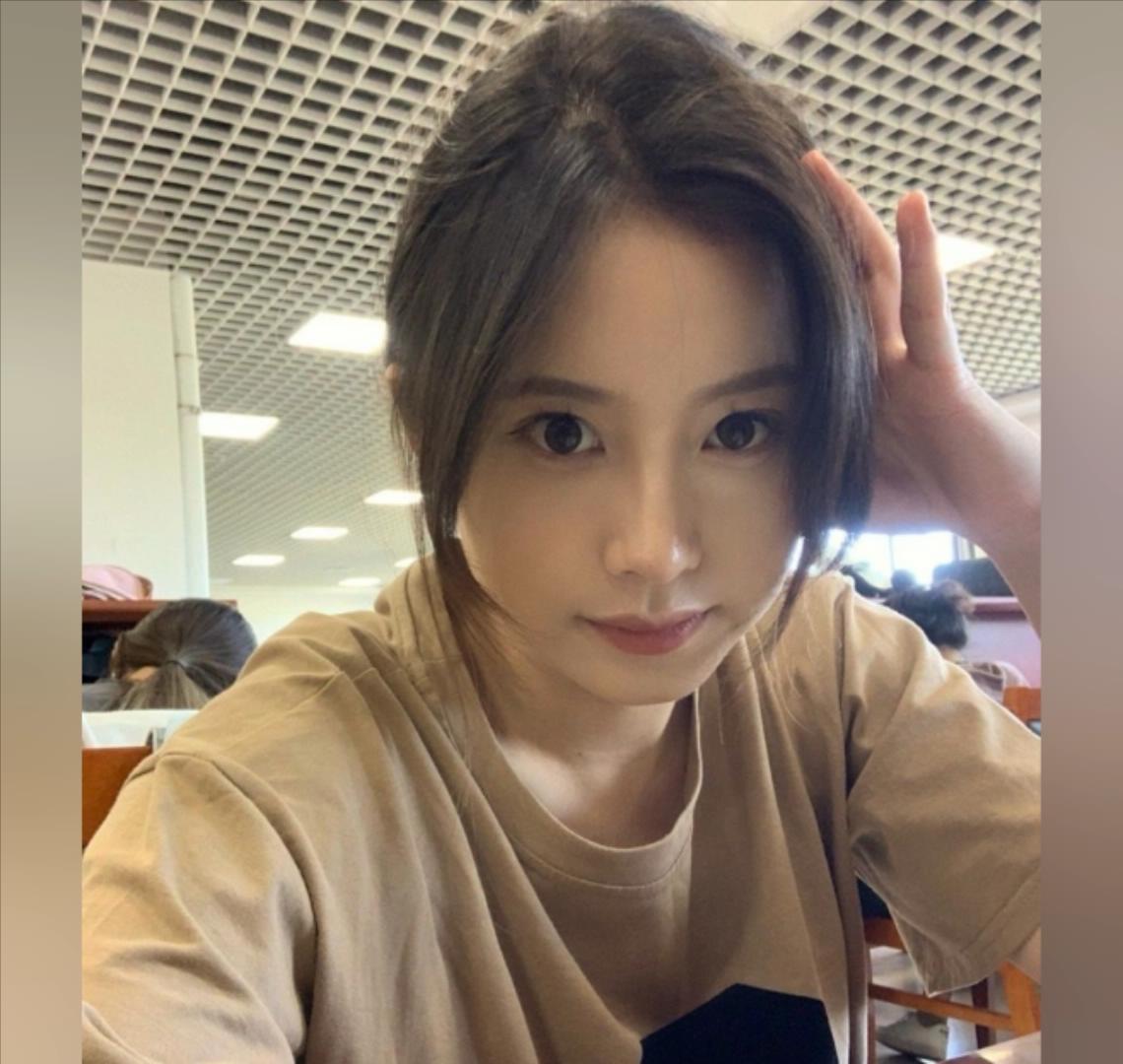 【网盘】约来校园的风衣小女神脱掉靴子舔她的超嫩脚底