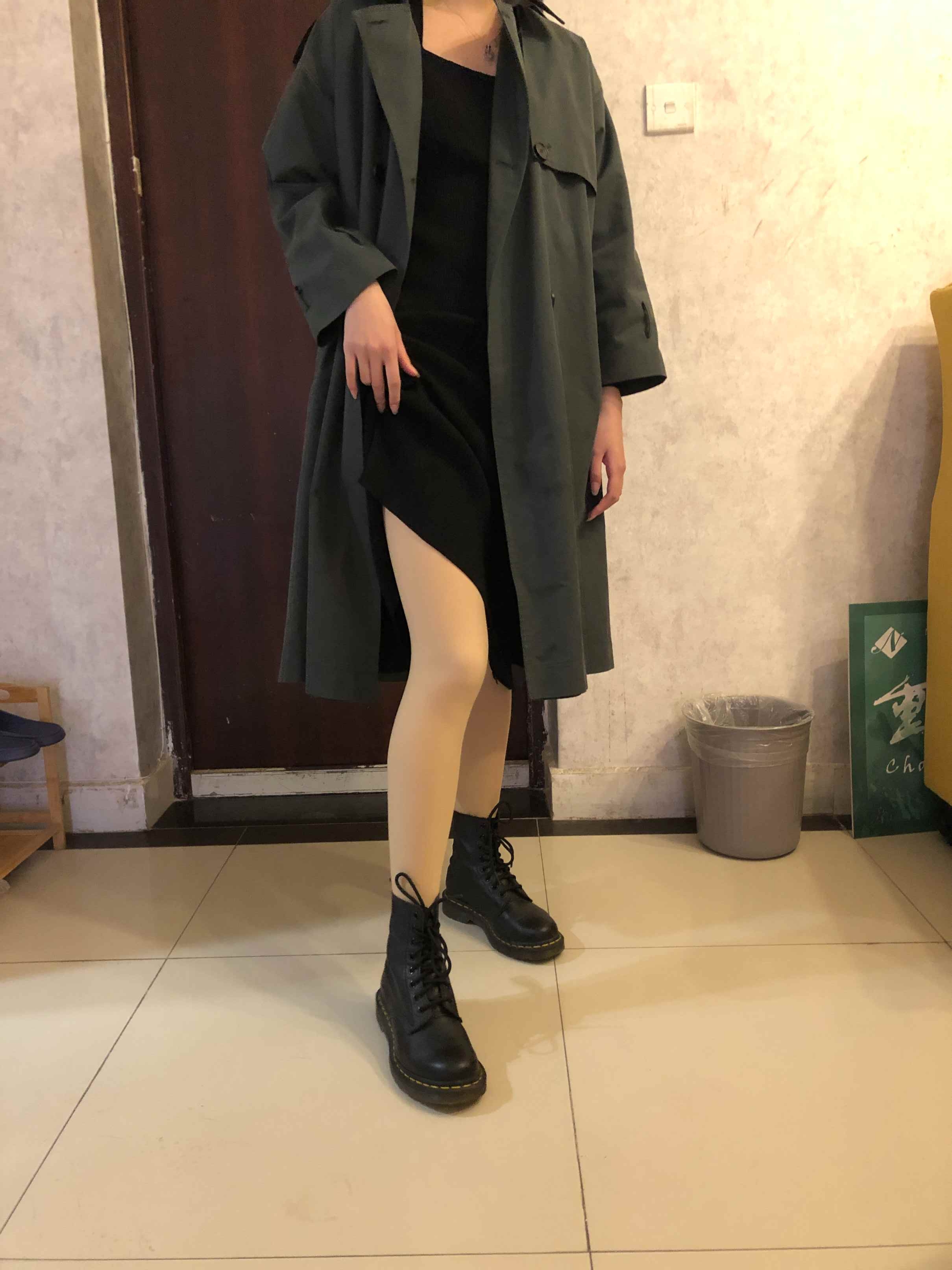 【网盘】约来校园的风衣小女神脱掉靴子舔她的超嫩脚底