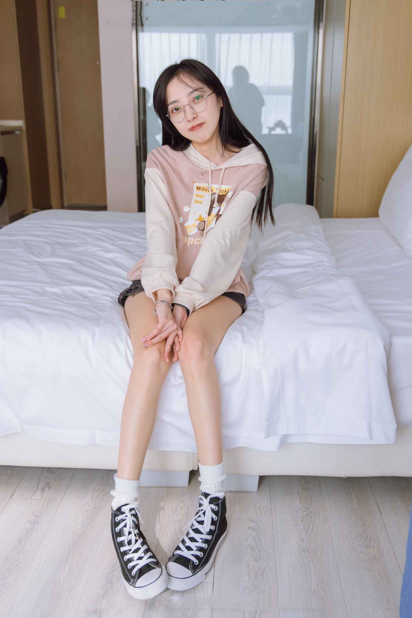 【网盘】[袜啵啵]143期 稚予-匡威板鞋、vans帆布鞋、两双白棉袜