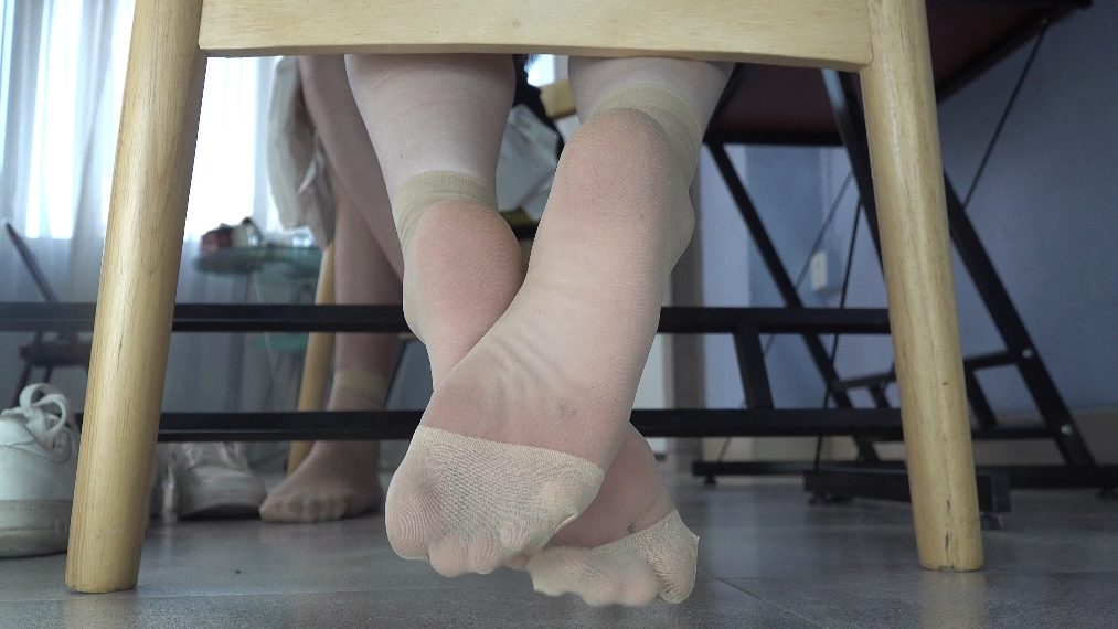 【网盘】[视频] 南国足艺 思薇和美琪两个绝色美女无意识放松丝袜美脚，脚对脚