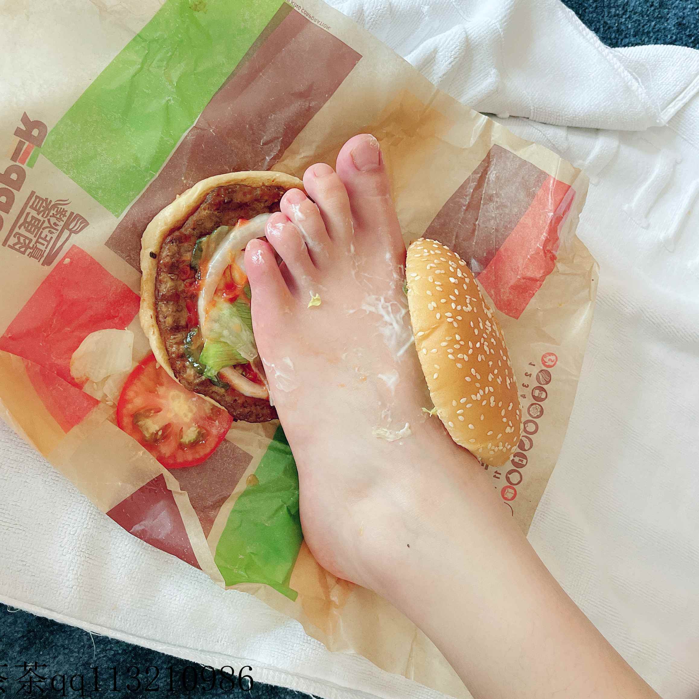 【网盘】[足控食物向]茶茶和你拼啦 来，吃汉堡~