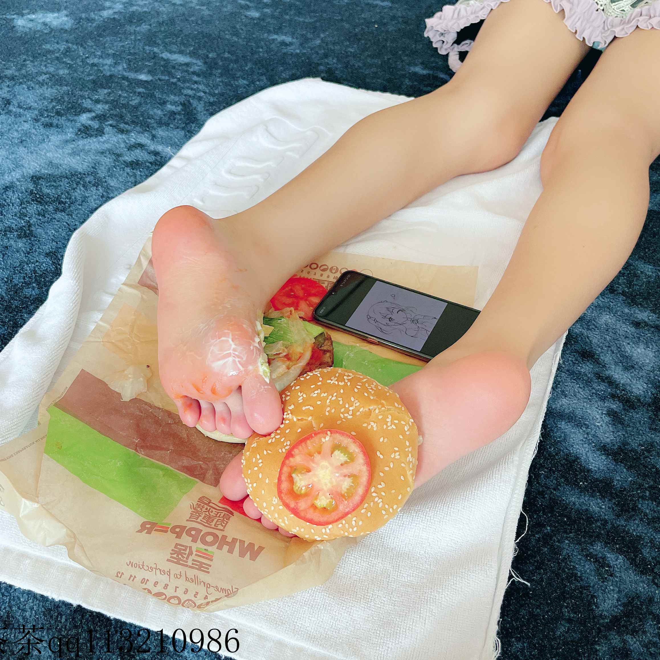 【网盘】[足控食物向]茶茶和你拼啦 来，吃汉堡~