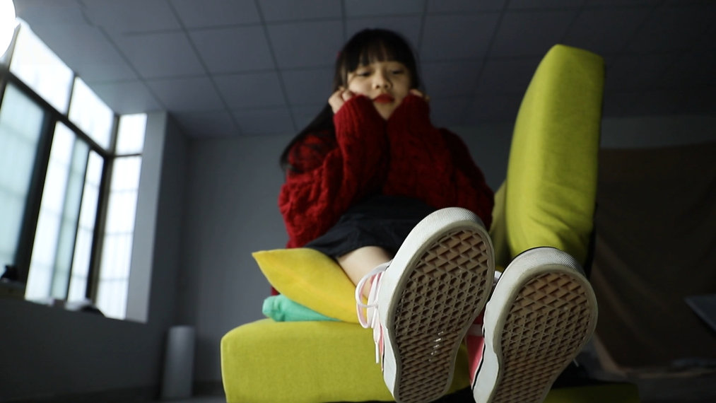 【网盘】[视频] 南国足艺 可爱美女脱掉鞋袜展示原味牛奶般白嫩的美脚，脚弓真性感