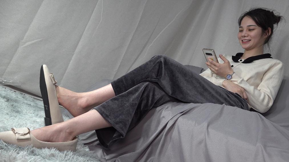 【网盘】[视频] 南国足艺 慕丝沫沫平底鞋里的原味美脚，挑鞋玩鞋，原味美脚就是迷人