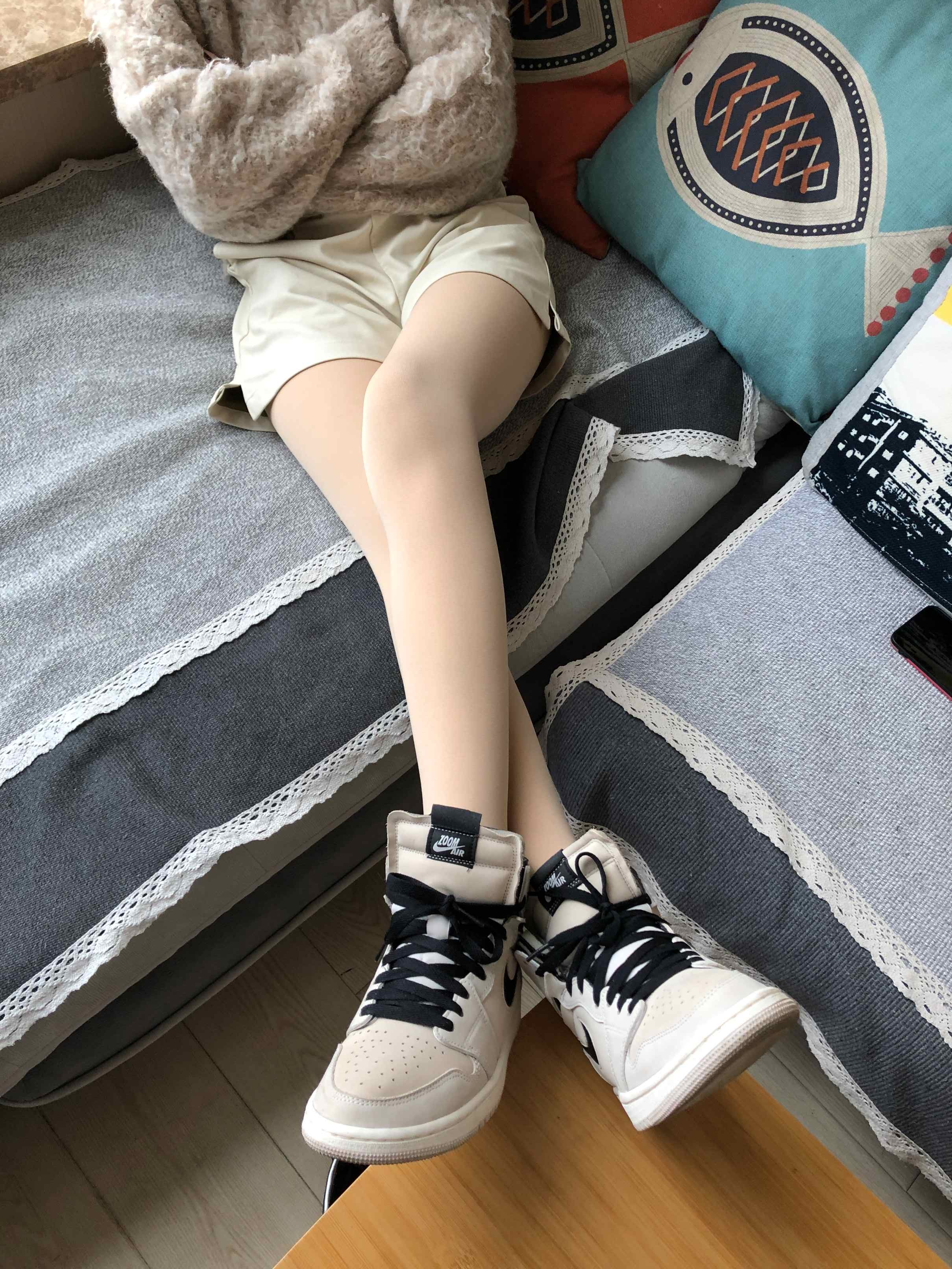 【网盘】约来AJ女孩到宾馆品尝舔舐肉丝袜裸足