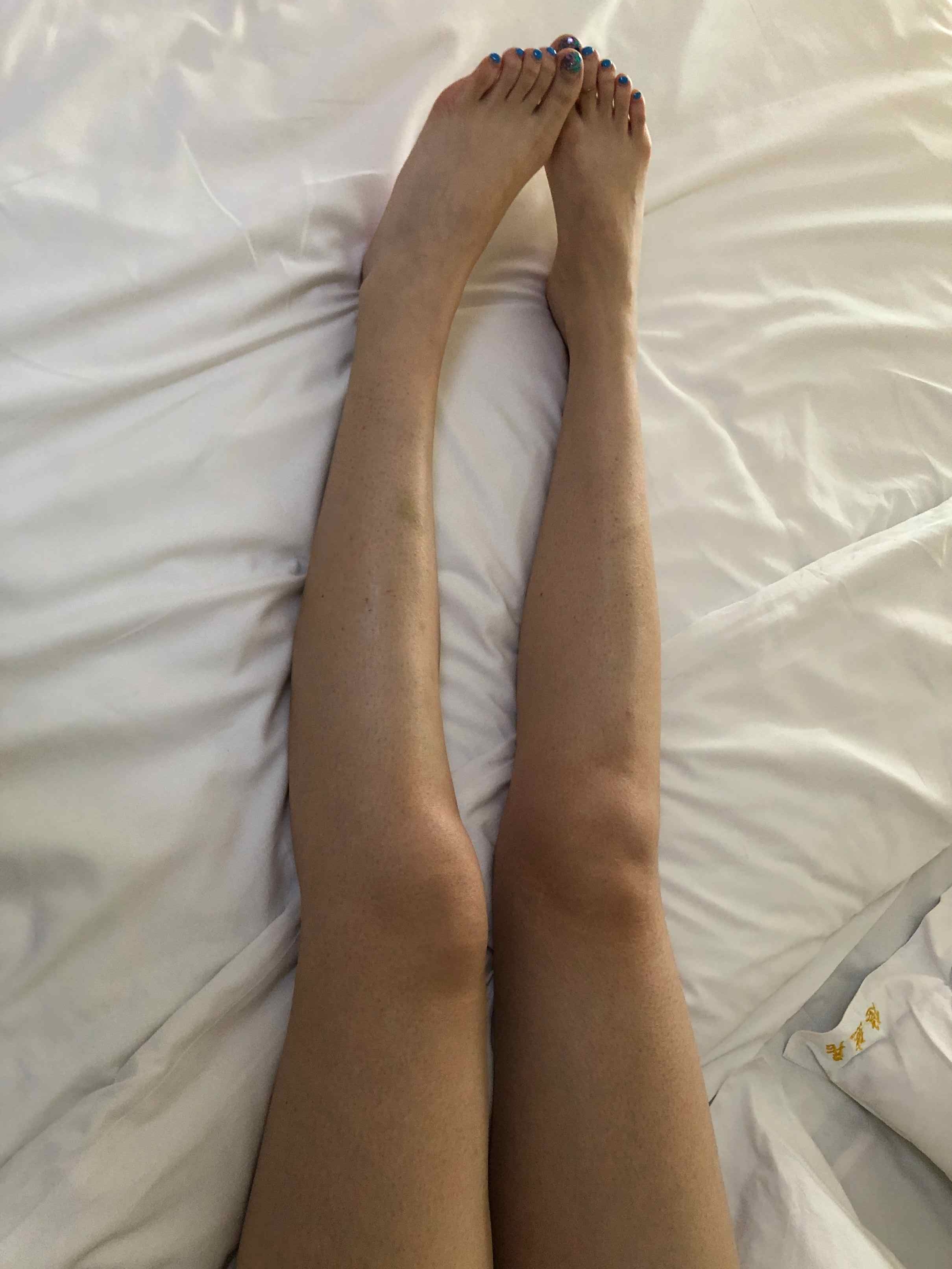 【网盘】约来AJ女孩到宾馆品尝舔舐肉丝袜裸足