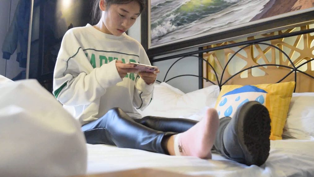 【网盘】大学城搭讪约舔害羞大学生妹子香足