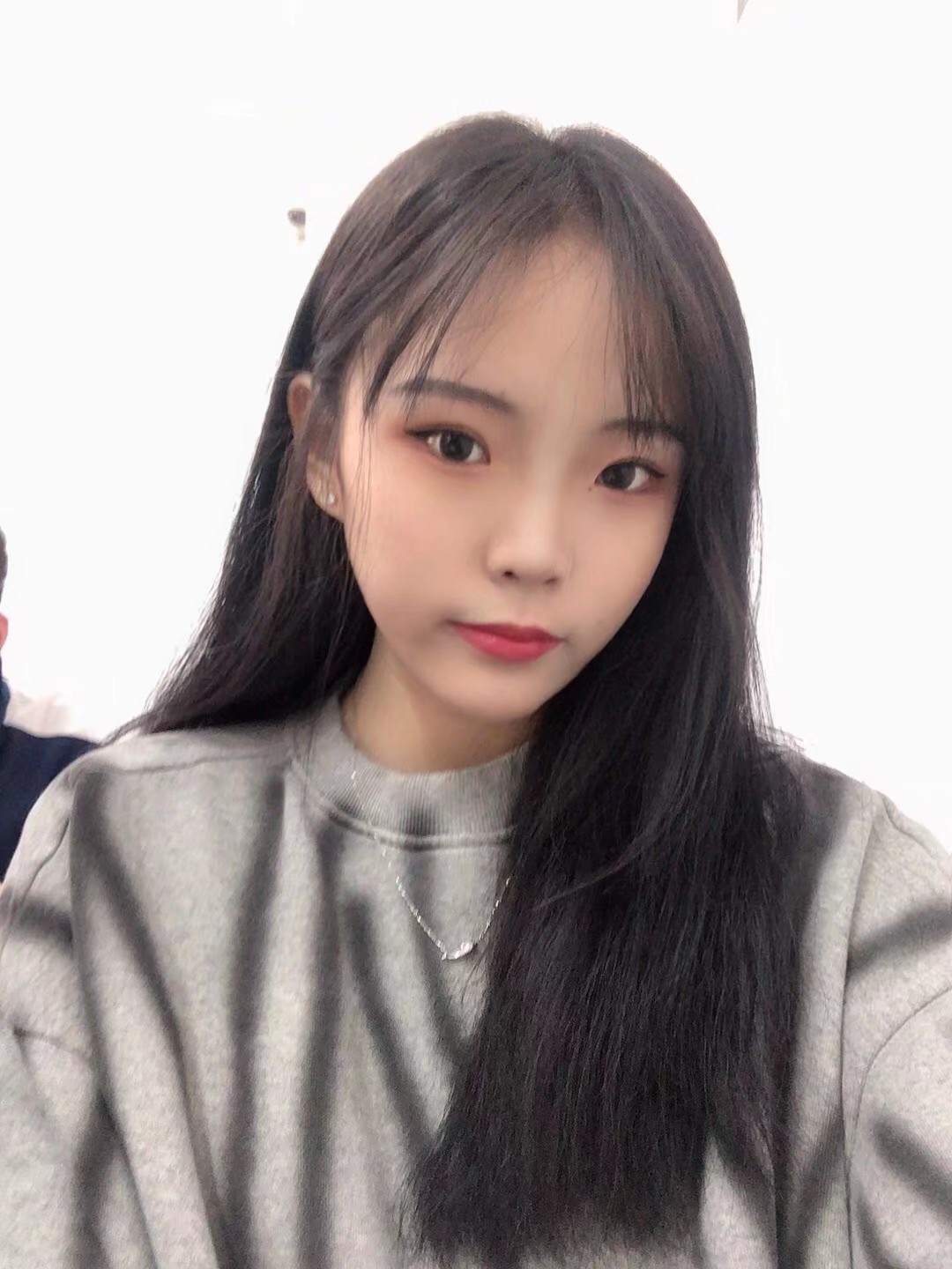 【网盘】老哥约大学城妹子出来看电影后到酒店玩舔美脚