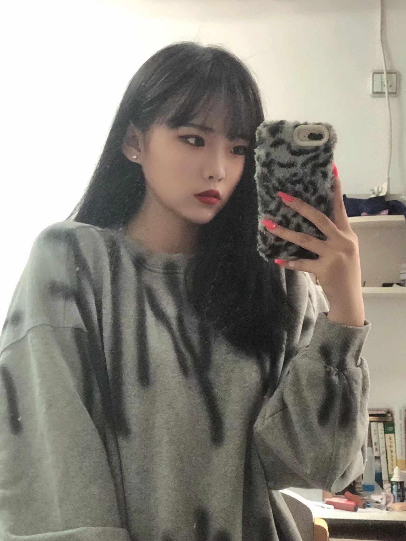 【网盘】老哥约大学城妹子出来看电影后到酒店玩舔美脚