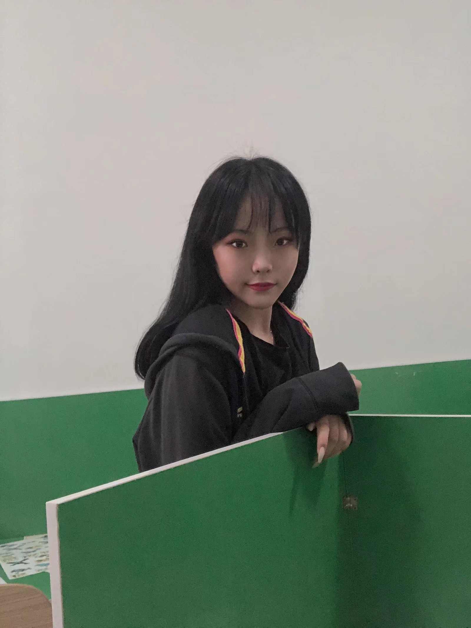 【网盘】老哥约大学城妹子出来看电影后到酒店玩舔美脚