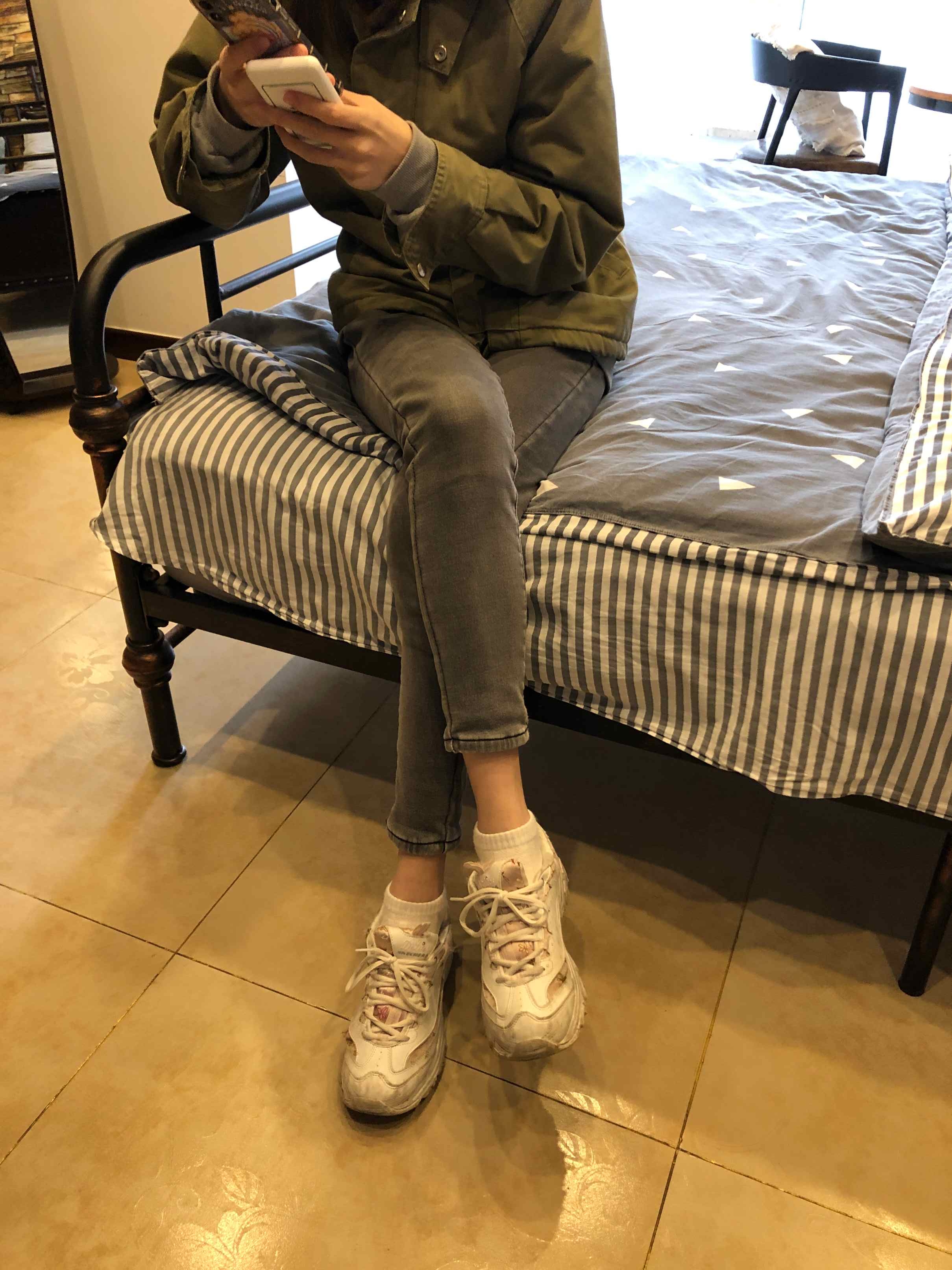 【网盘】老哥约大学城妹子出来看电影后到酒店玩舔美脚