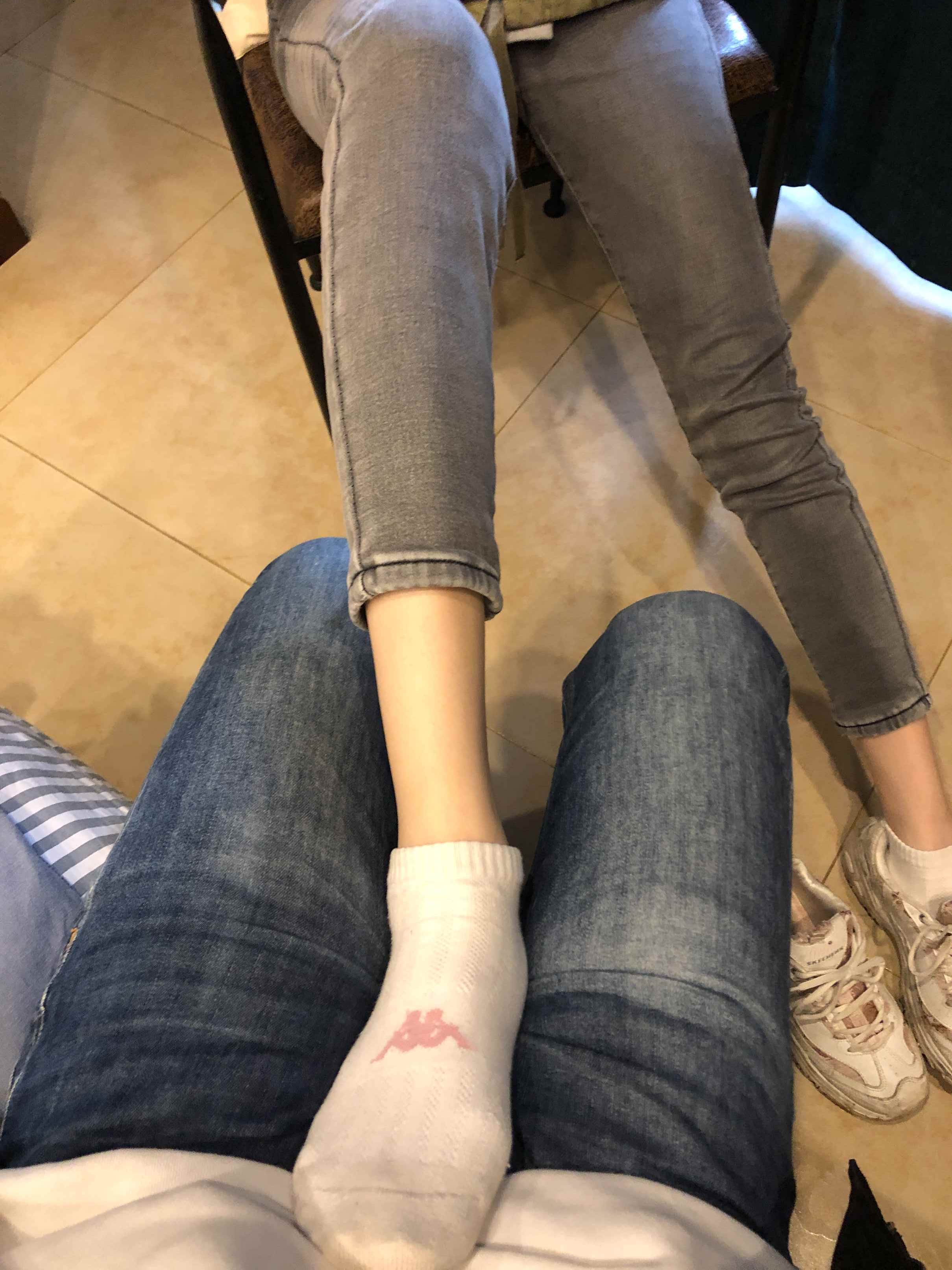 【网盘】老哥约大学城妹子出来看电影后到酒店玩舔美脚