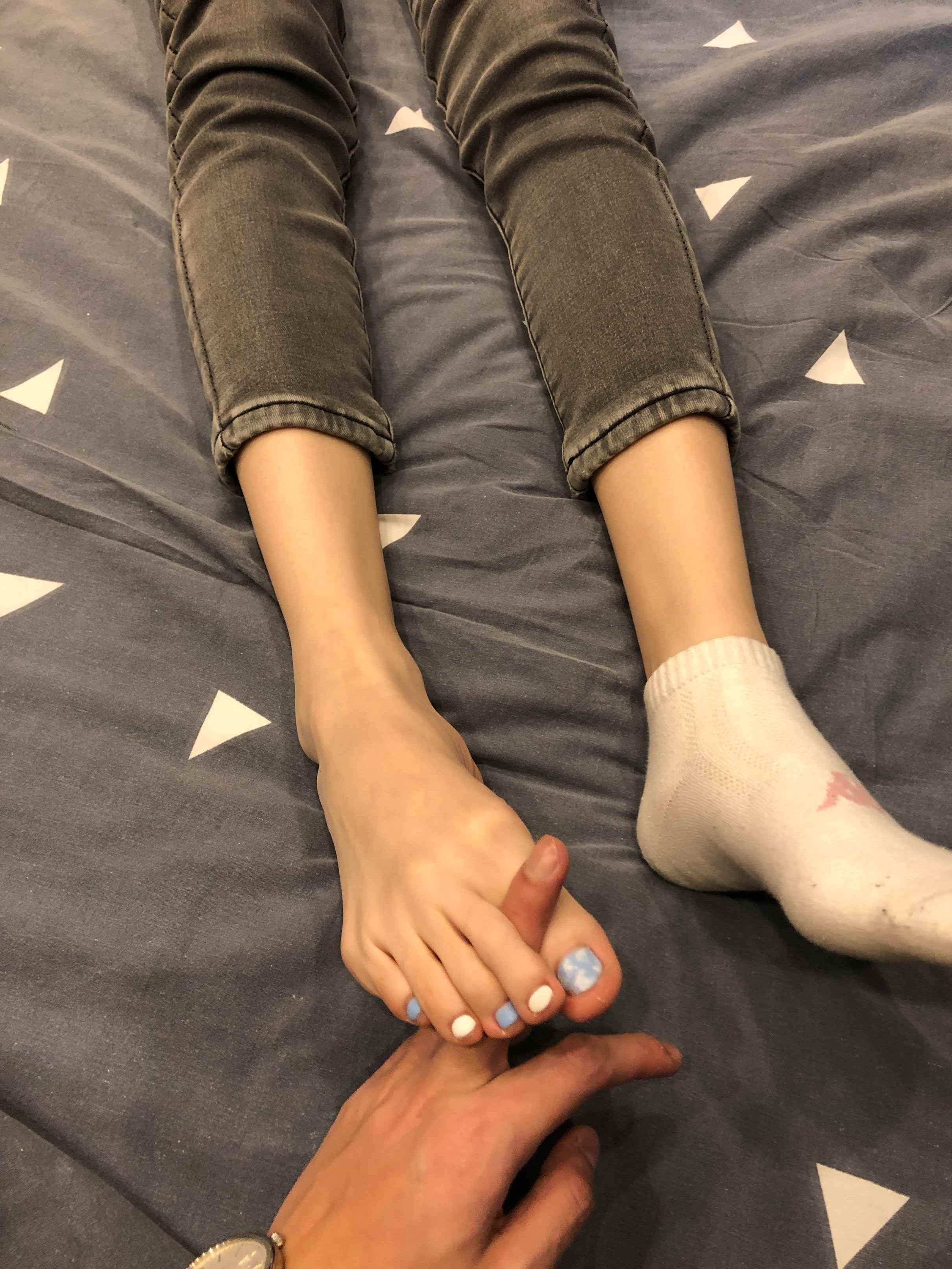 【网盘】老哥约大学城妹子出来看电影后到酒店玩舔美脚