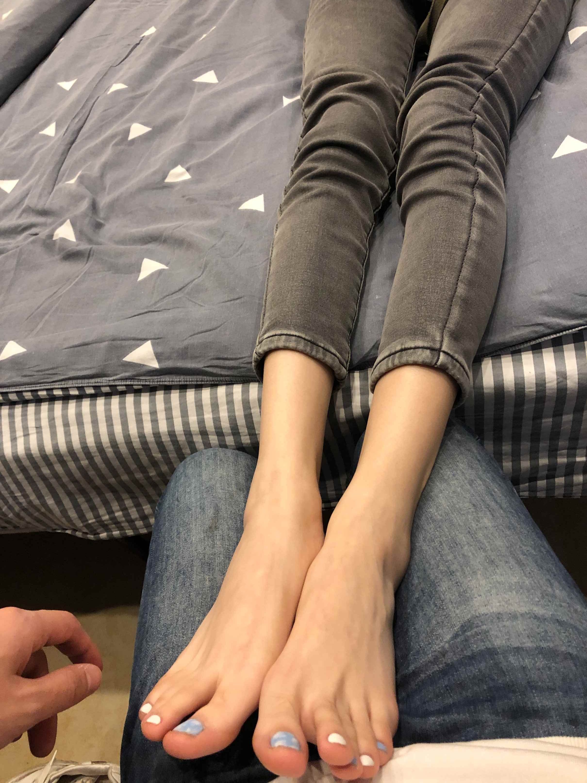 【网盘】老哥约大学城妹子出来看电影后到酒店玩舔美脚